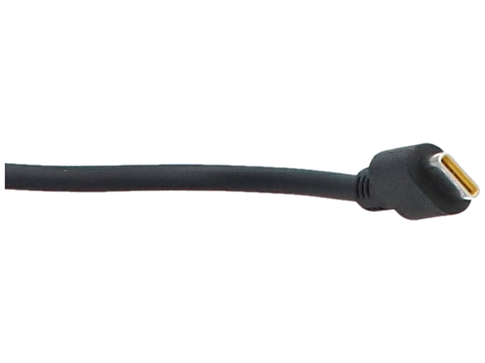 Czarny kabel z kątowym złączem.