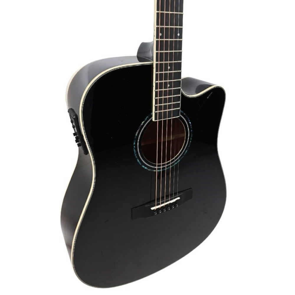 Czarna gitara akustyczna z wycięciem i strunami, zbliżenie.