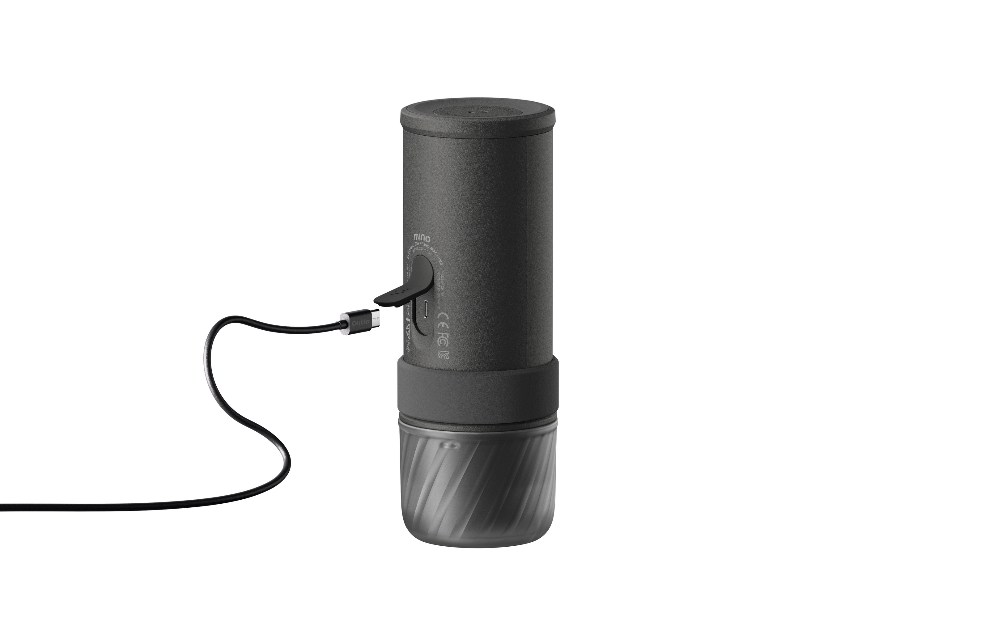 Cafetera eléctrica negra con cable de carga USB-C conectado.
