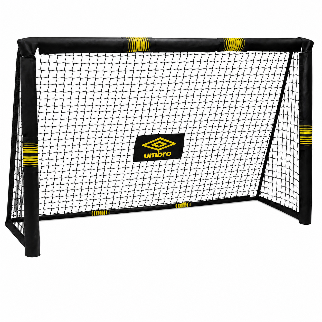 Ein schwarzes Fußballtor mit gelben Akzenten und einem Umbro-Logo.