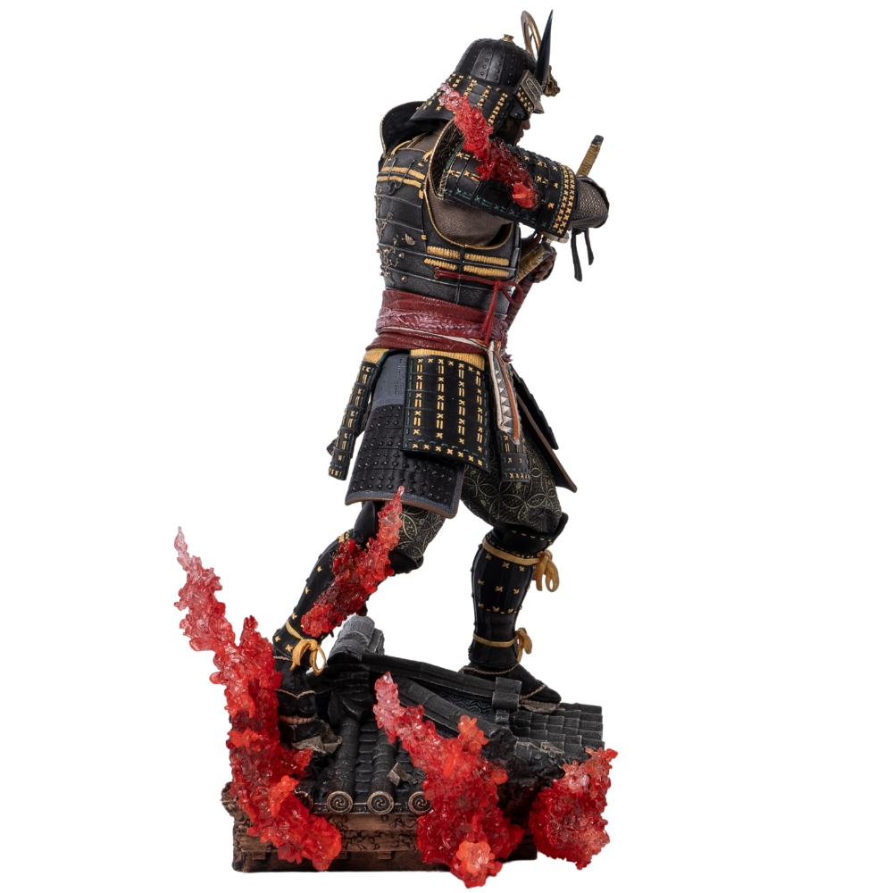 Ein Samurai in voller Rüstung steht auf einem Dach mit roten Flammen.