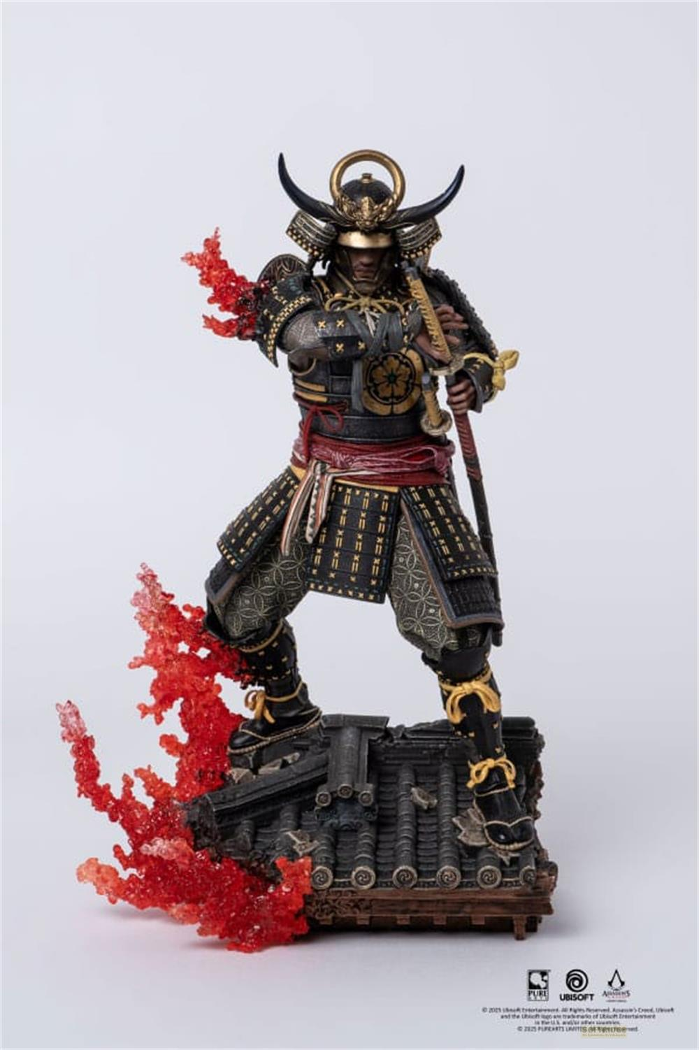 Eine Samurai-Figur in Rüstung mit roten Flammen-Effekten auf einem Dach.