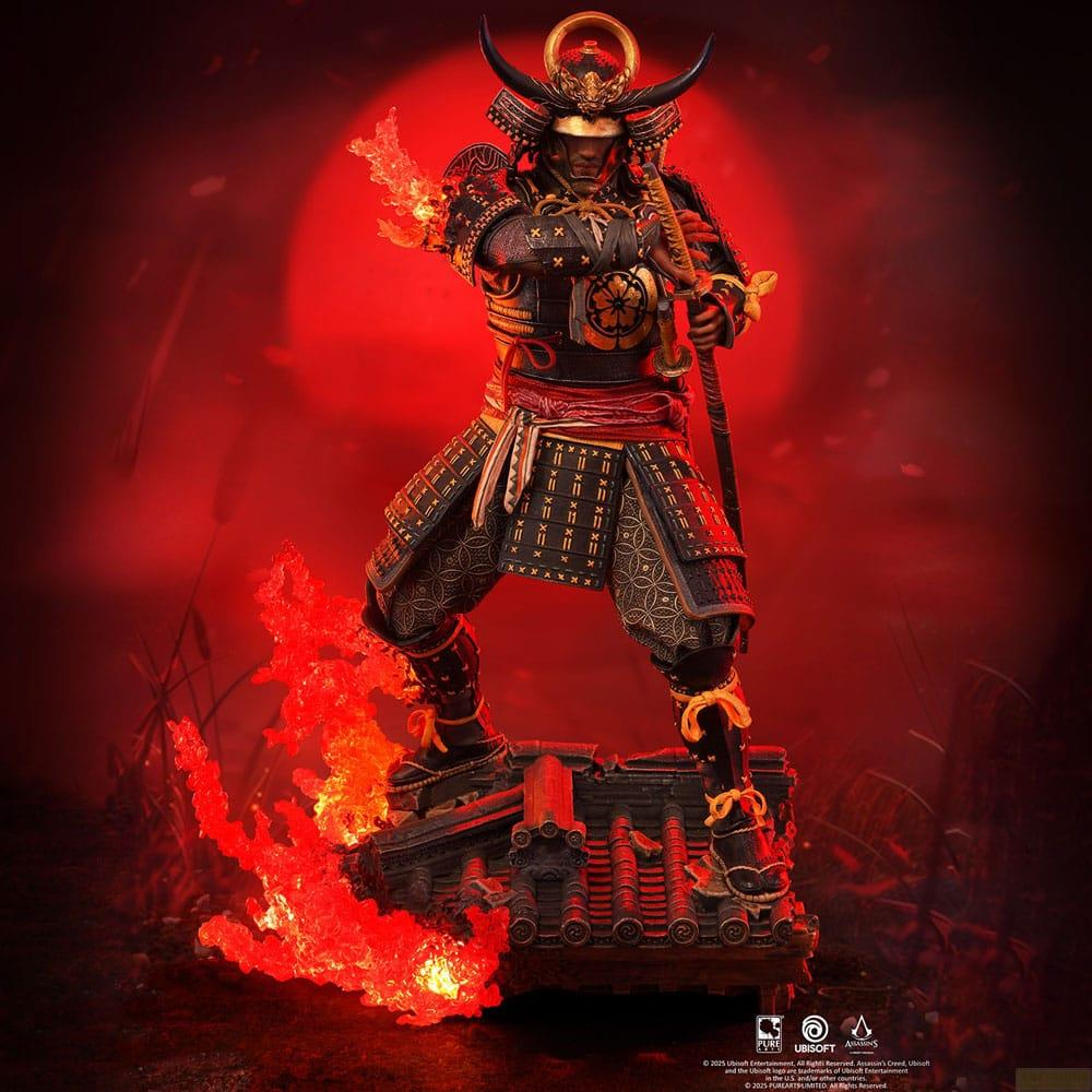 Ein Samurai in Rüstung mit Flammen und einem Schwert steht auf einem Dach.