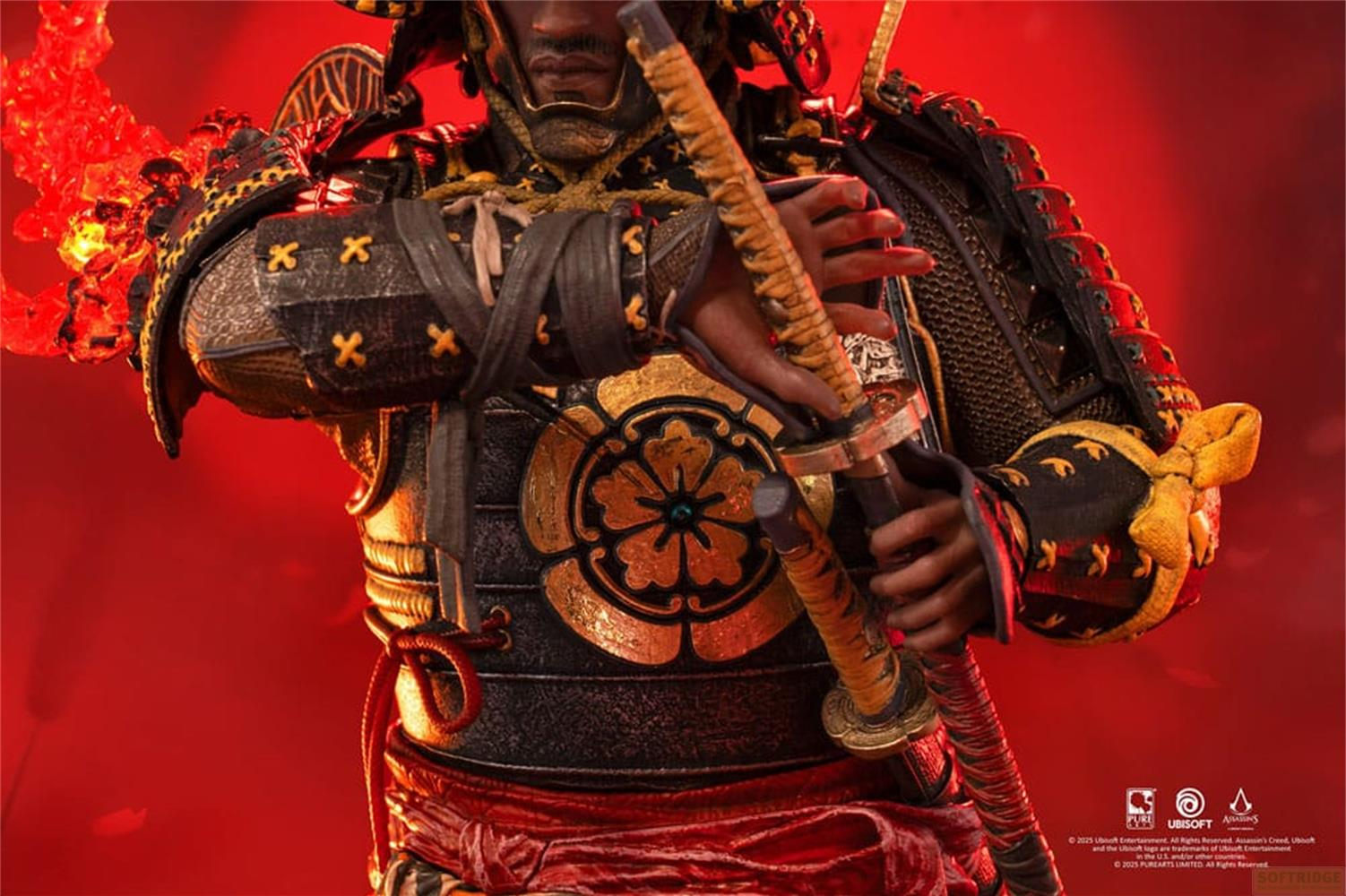 Ein Samurai in detailreicher Rüstung hält ein Schwert, rote Flammen im Hintergrund.