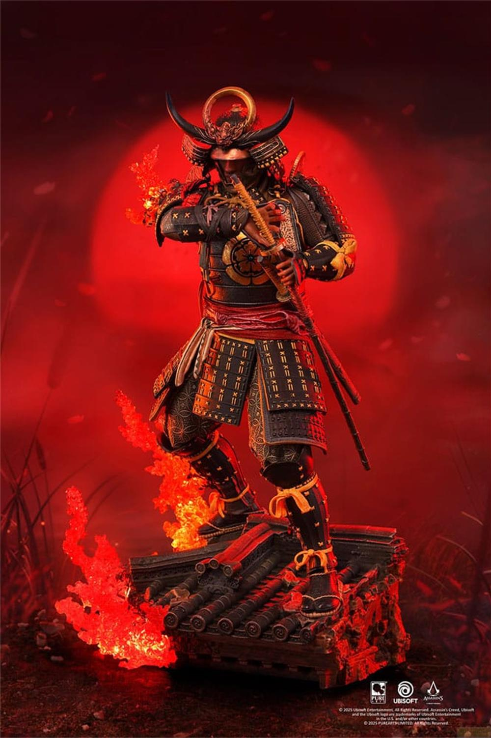 Ein Samurai in Rüstung mit Hörnerhelm hält ein Schwert, rote Flammen.