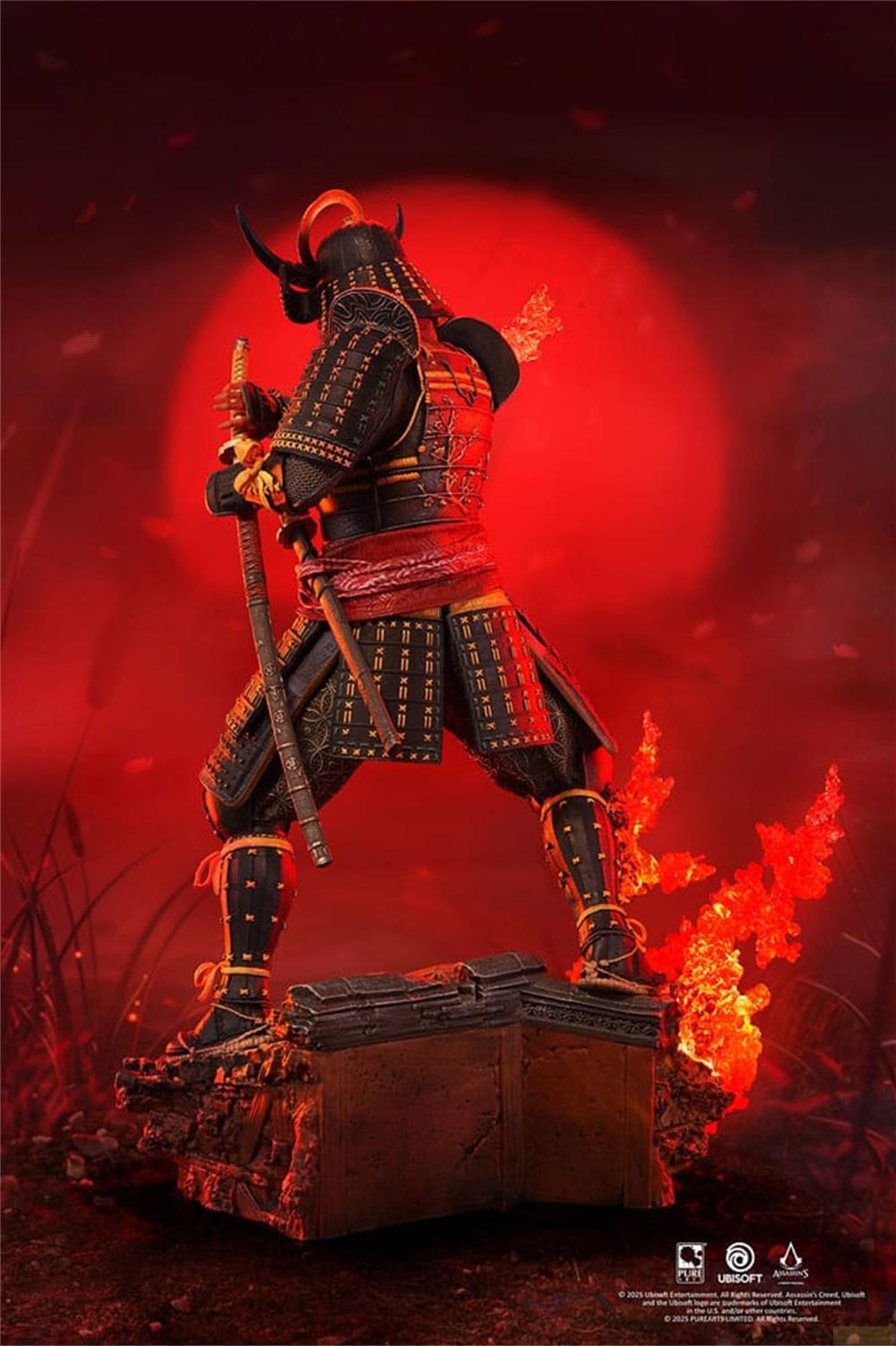 Samurai-Figur in schwarzer Rüstung mit roten Akzenten steht auf einem Sockel mit Flammen.