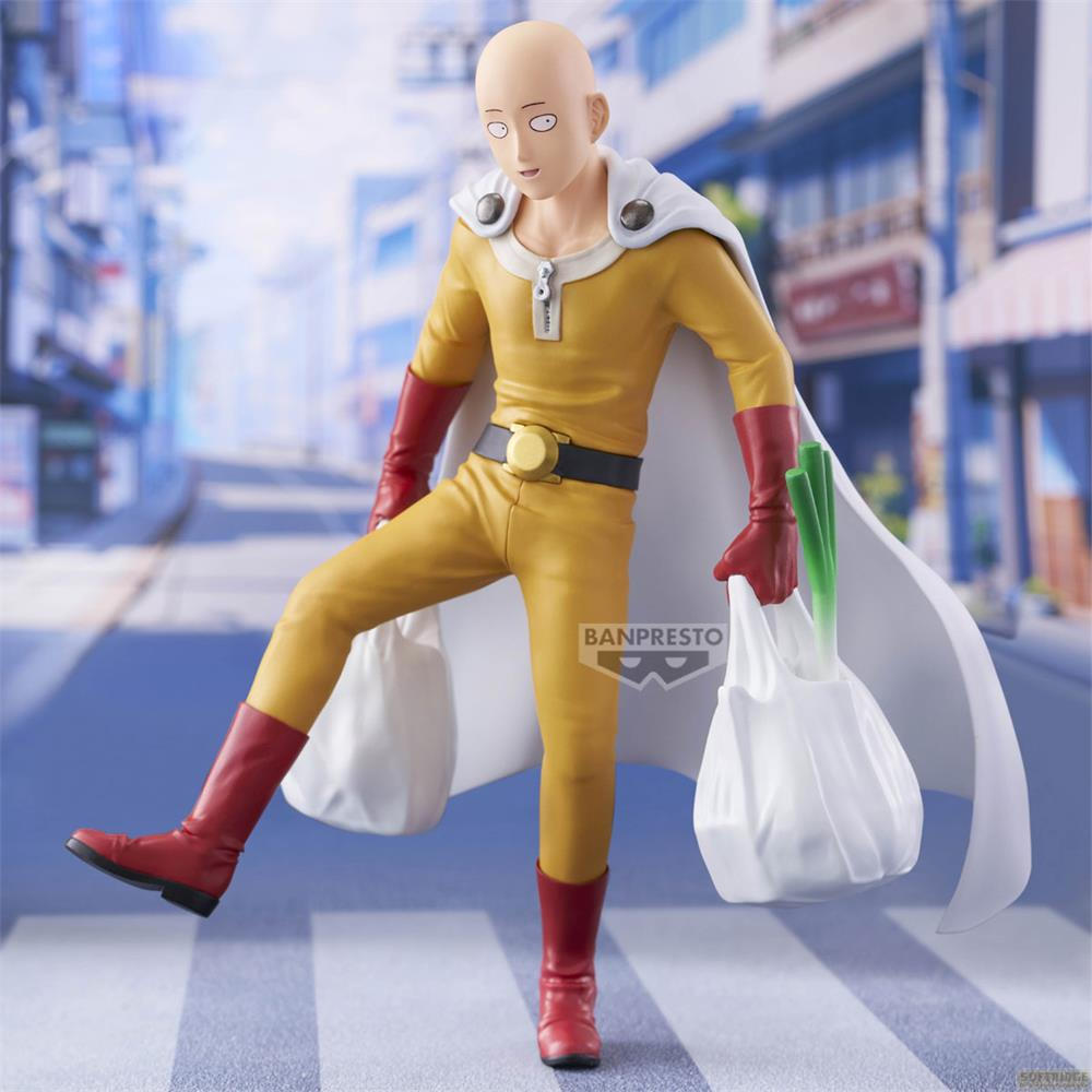 Un hombre con traje amarillo y capa lleva bolsas de compras en una calle.
