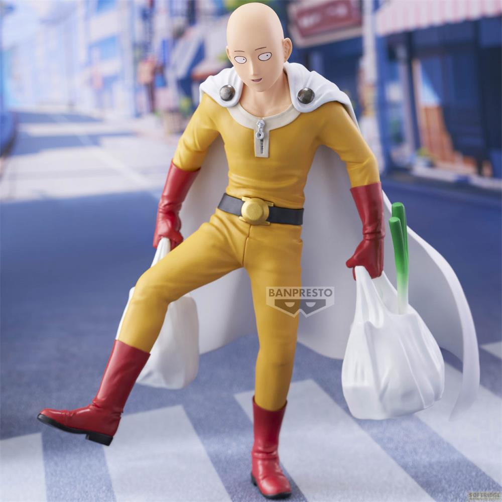 Figura de Saitama con traje amarillo, capa y botas rojas, lleva bolsas de compras.