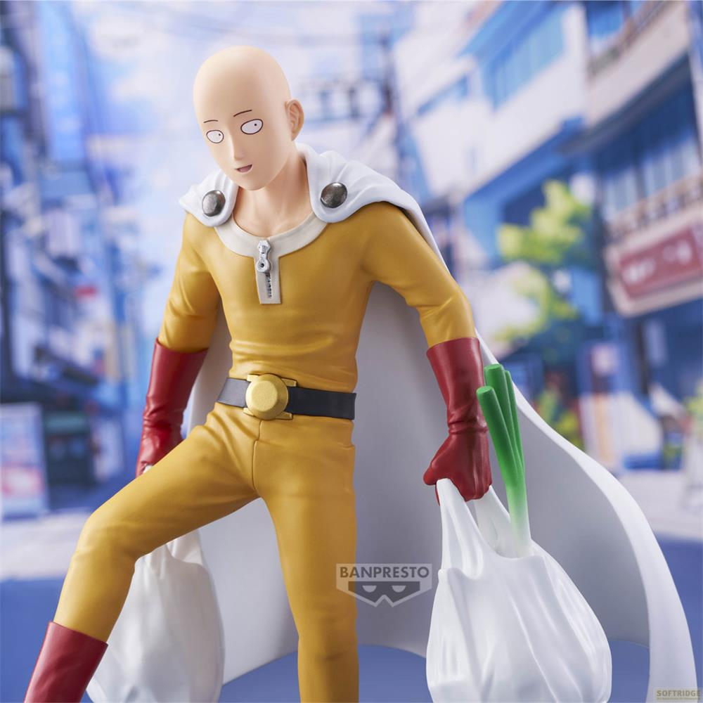 Una figura de Saitama con su traje amarillo y capa blanca, sosteniendo una bolsa de compras.