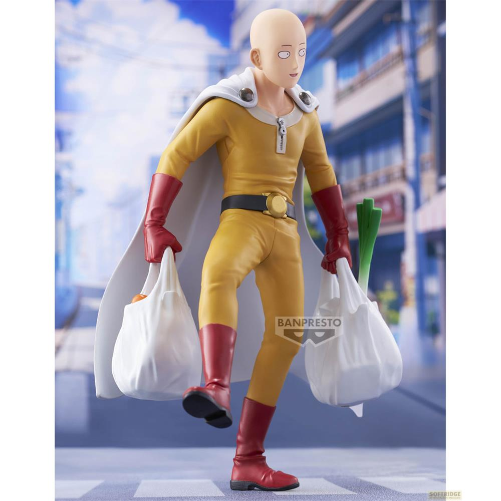 Saitama con traje amarillo y capa lleva bolsas de compras en una calle.