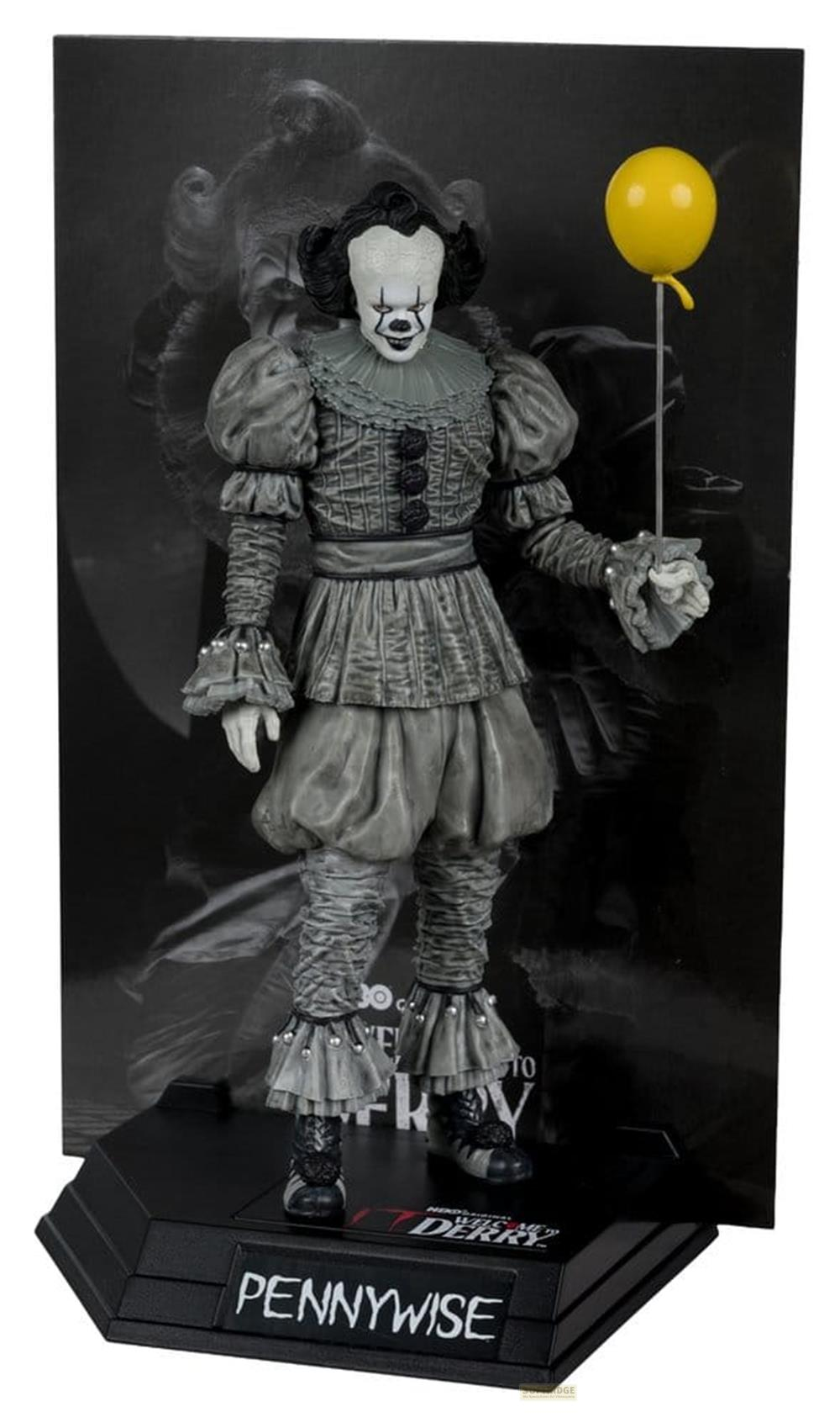 Eine Pennywise-Figur mit gelbem Ballon steht auf einer schwarzen Basis.