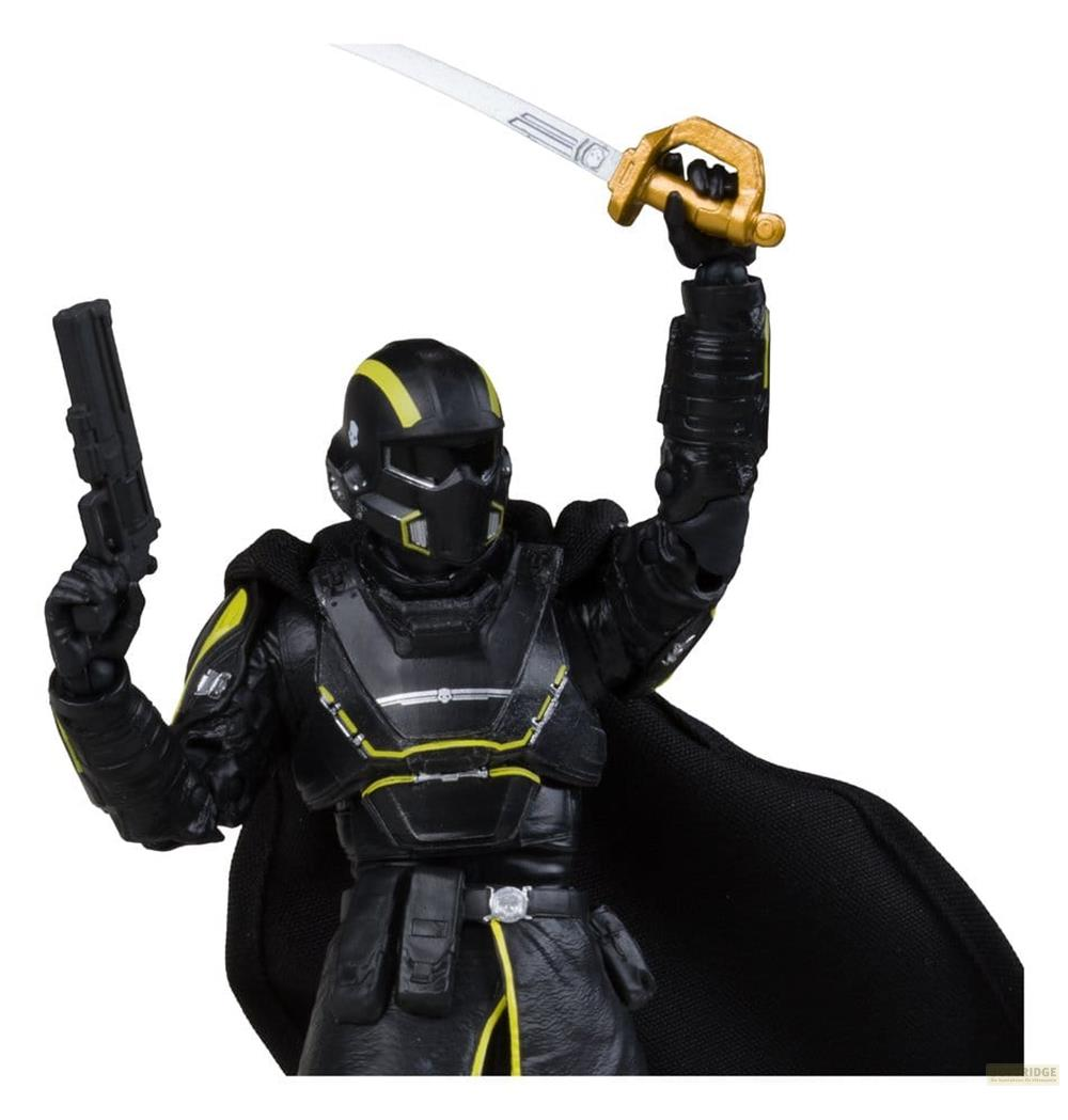 Eine Actionfigur in schwarzer Rüstung mit gelben Akzenten hält ein Schwert und eine Pistole.