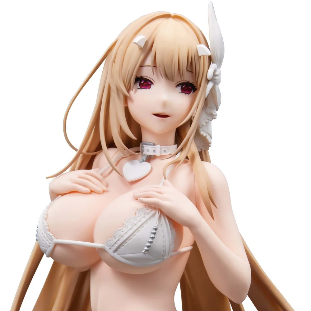 Eine Figur eines Anime-Mädchens mit langen blonden Haaren, rotem Augen-Bikini und Halsband.
