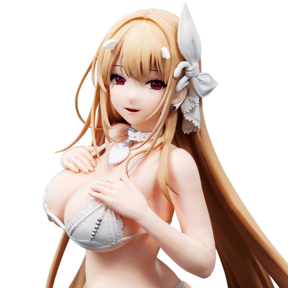 Eine Anime-Figur mit langen blonden Haaren, trägt einen weißen Bikini und hält ihre Hände vor der Brust.
