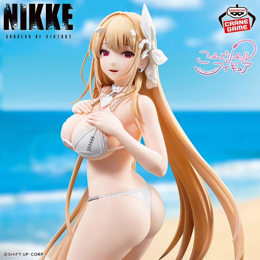 Anime-Figur einer Frau in weißem Bikini am Strand vor blauem Himmel.