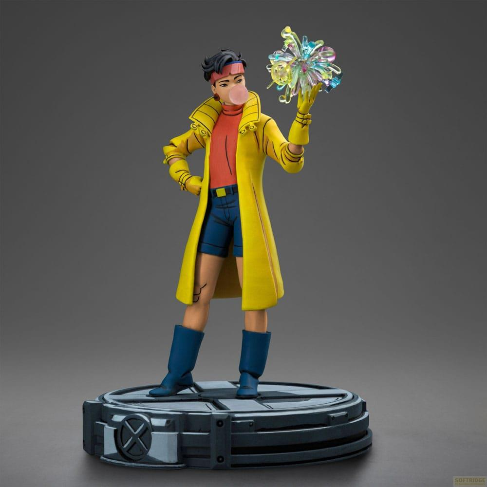 Jubilee Figur im gelben Mantel mit blauer Hose und einem bunten Energieball.