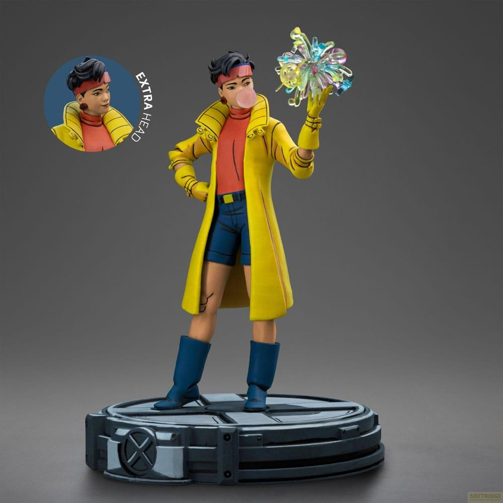 Figur von Jubilee im gelben Mantel, rotem Hemd, blauen Shorts, Kaugummi blasend.