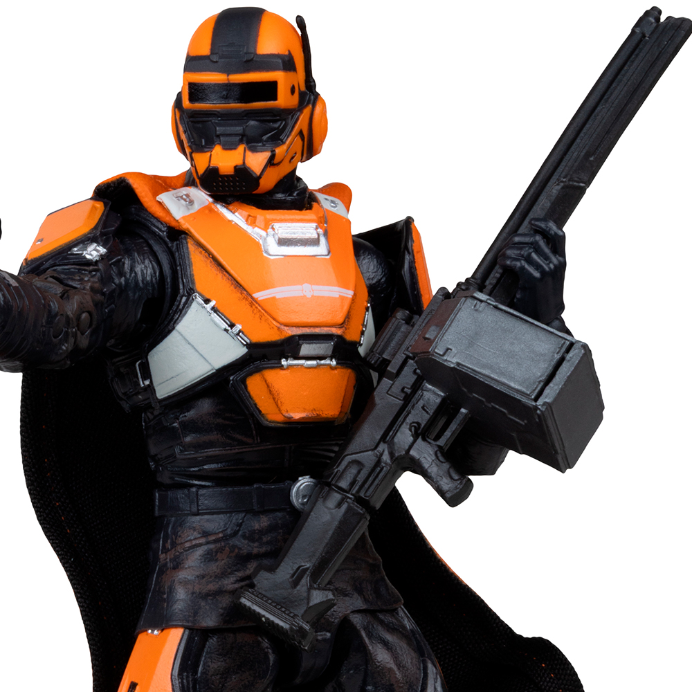 Eine orange-schwarze, gepanzerte Figur hält ein großes schwarzes Gewehr. Ein schwarzer Umhang ist sichtbar.