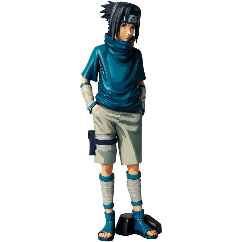 Una figura de Sasuke Uchiha viste camiseta azul, pantalones cortos y sandalias sobre fondo blanco.