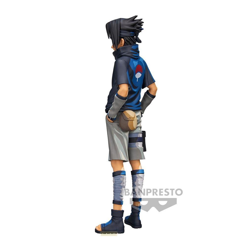 Una figura de Sasuke Uchiha con pelo oscuro, camisa azul y pantalones cortos grises.