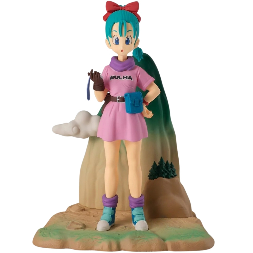 Statua di Bulma in vestito rosa con sciarpa viola e borsa blu davanti a una montagna.