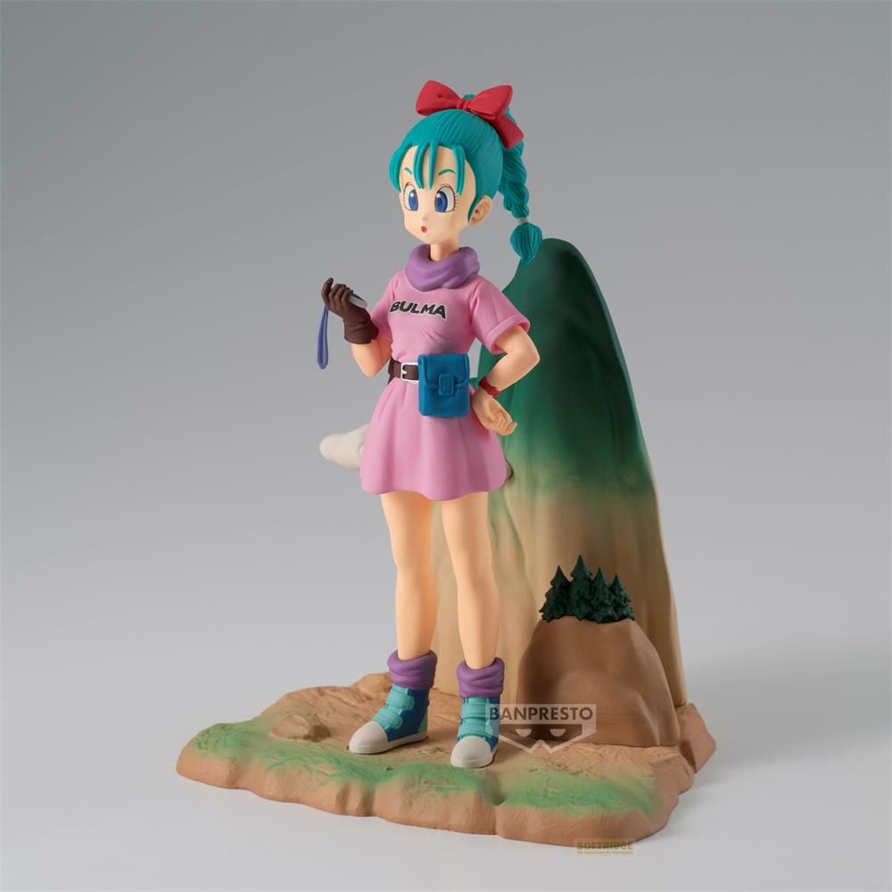 Statua di Bulma in vestito rosa e stivali blu su sfondo montuoso