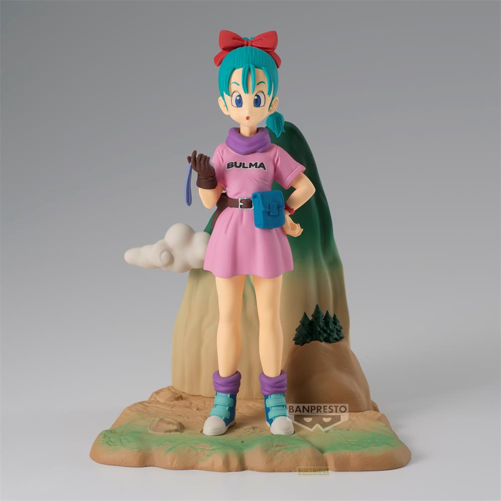 Statua di Bulma in vestito rosa, sciarpa viola e fiocco rosso.