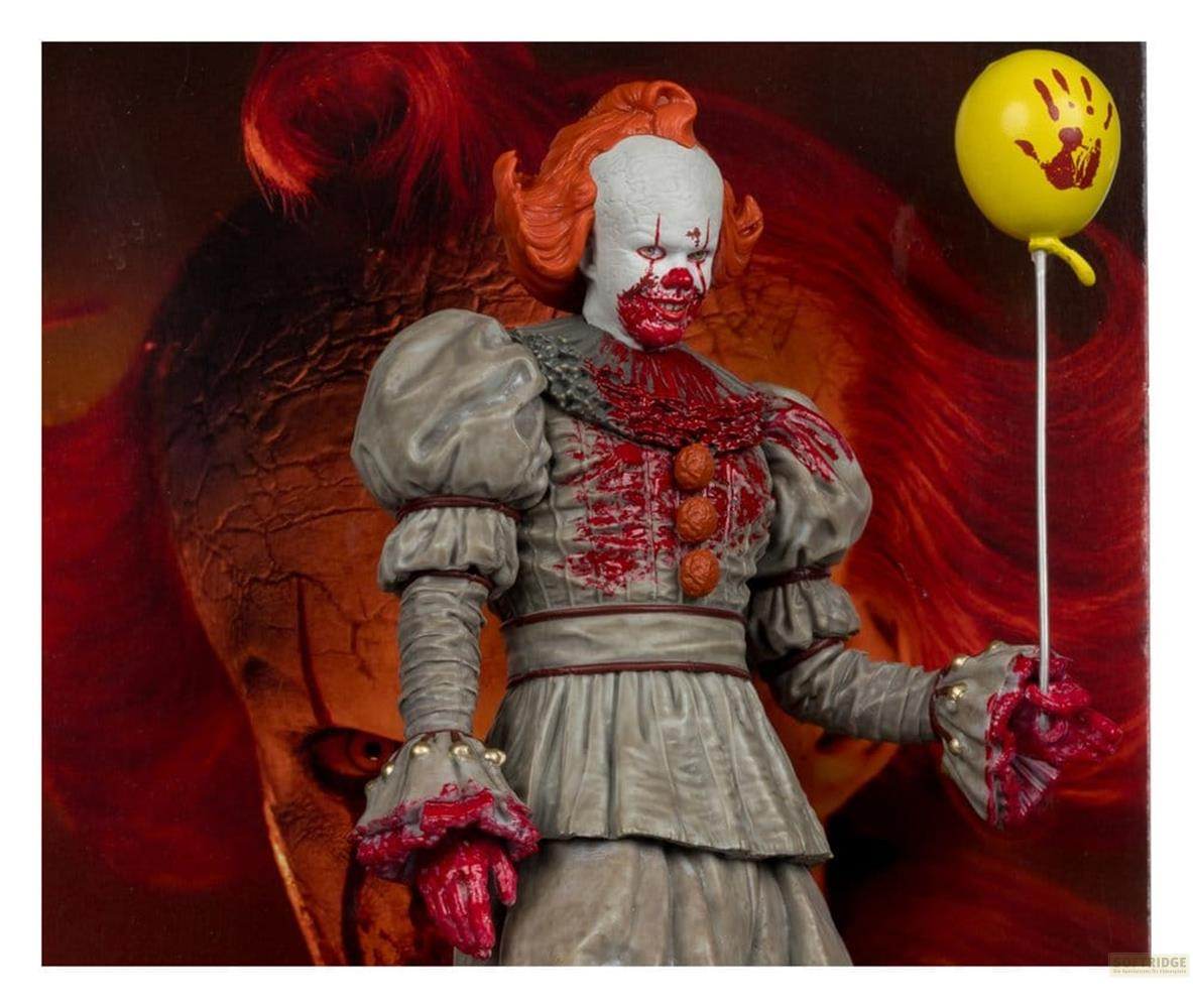 Gruselige Clown-Figur mit orangefarbenem Haar, blutigem Gesicht und grauen Kostüm hält gelben Ballon.