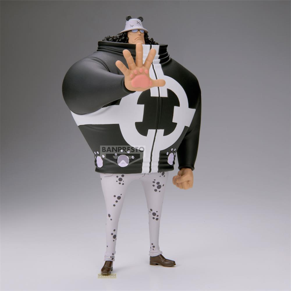 Una figura lleva una chaqueta negra con emblema blanco y pantalones blancos.