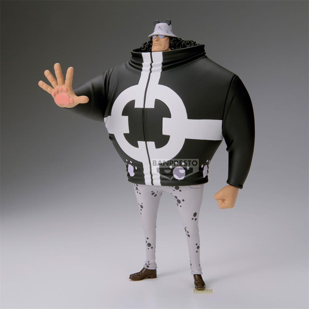 Figura con chaqueta negra grande y símbolo blanco, pantalones con manchas.