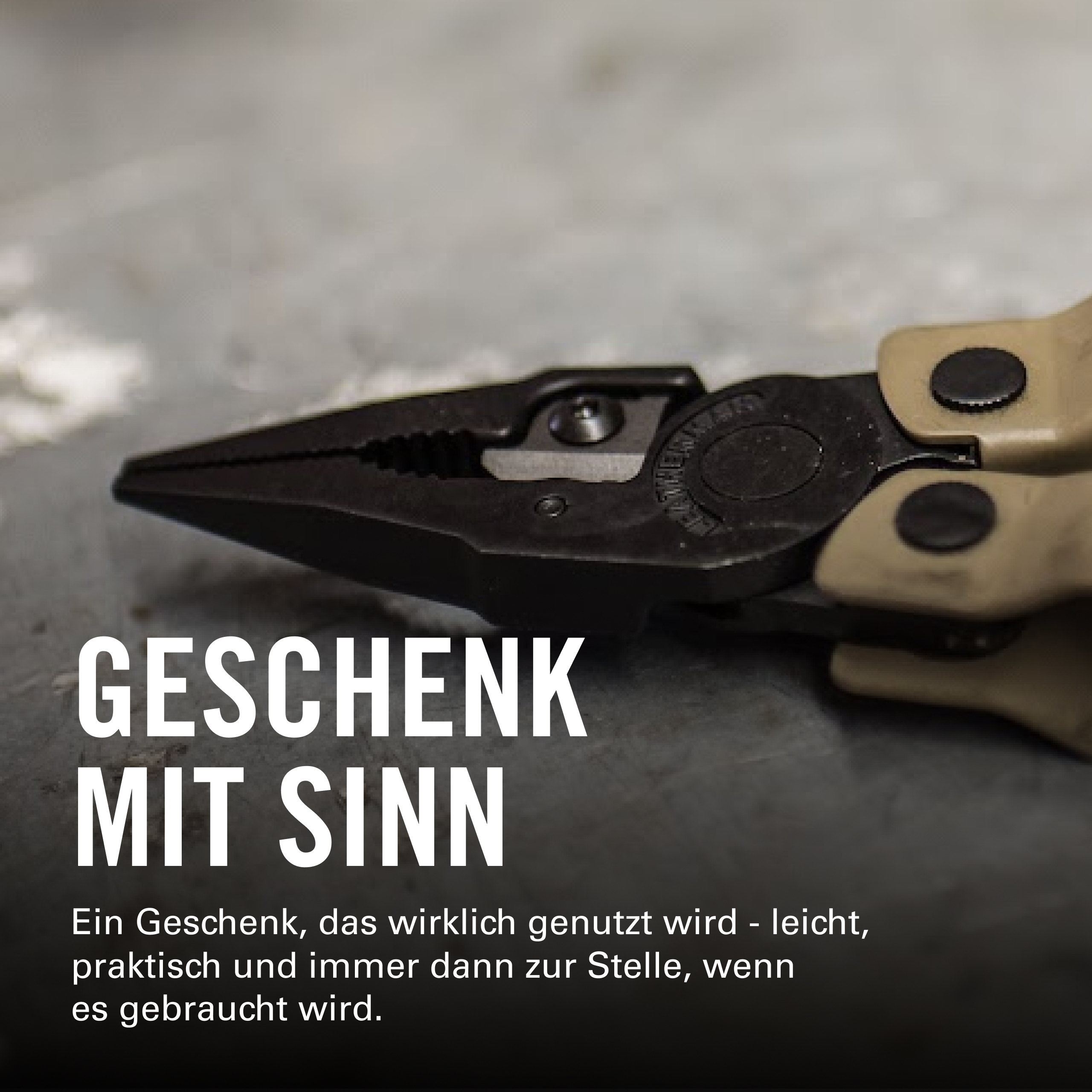 Nahaufnahme einer Zange mit beige-braunem Griff und schwarzen Akzenten.