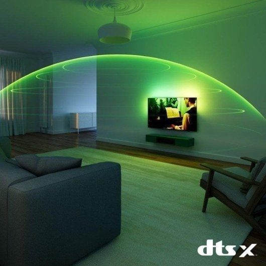Ein Wohnzimmer mit einem Fernseher, der grünes Licht ausstrahlt.