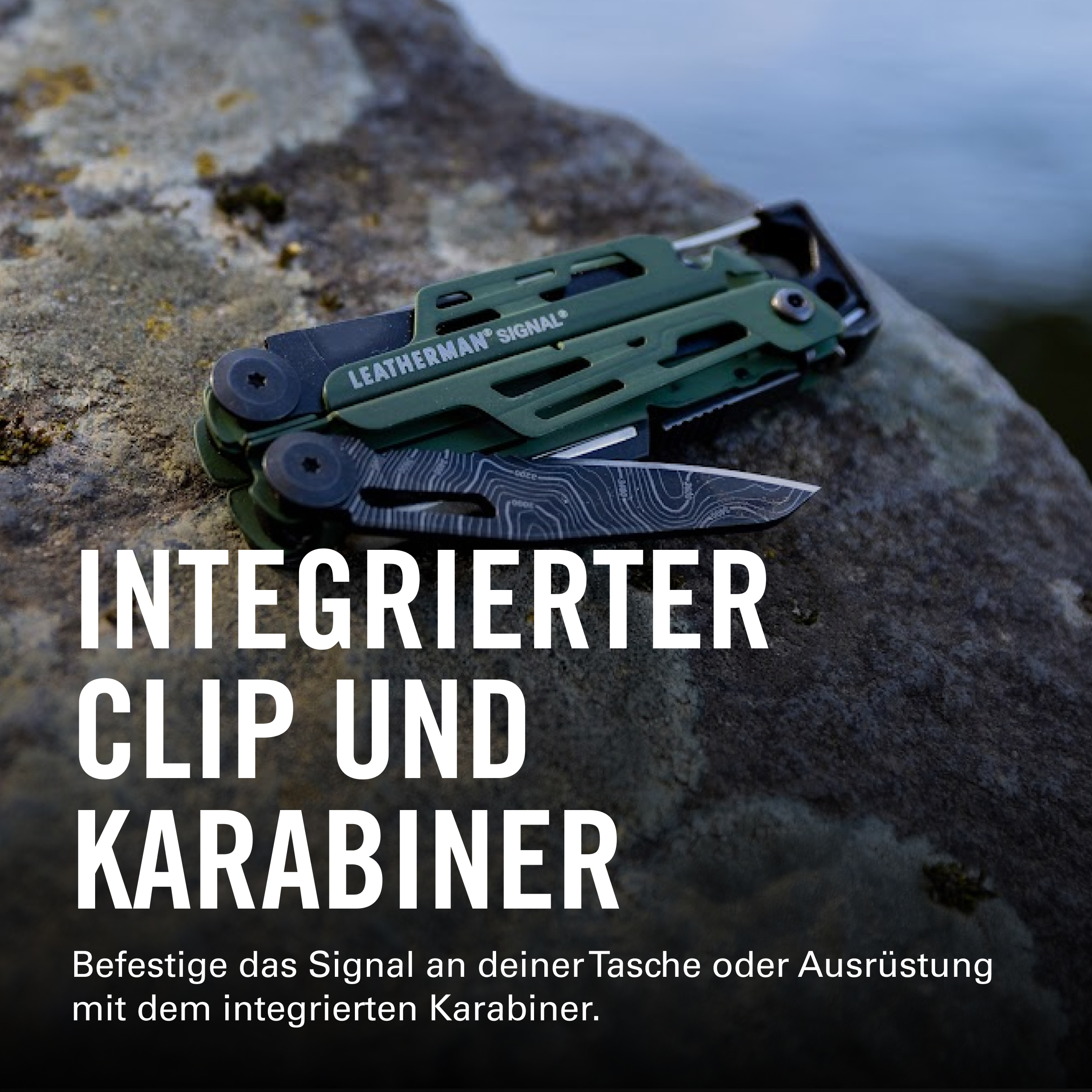 Ein grünes Leatherman Signal Multitool liegt auf einem Stein, mit Wasser im Hintergrund.