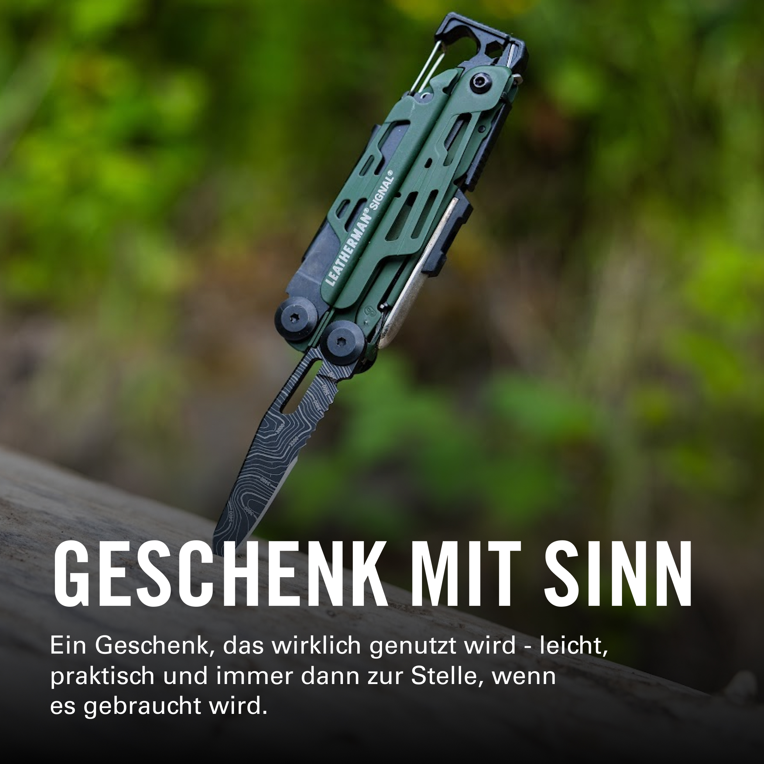 Grünes Leatherman Signal Multitool auf Holz mit Naturhintergrund.