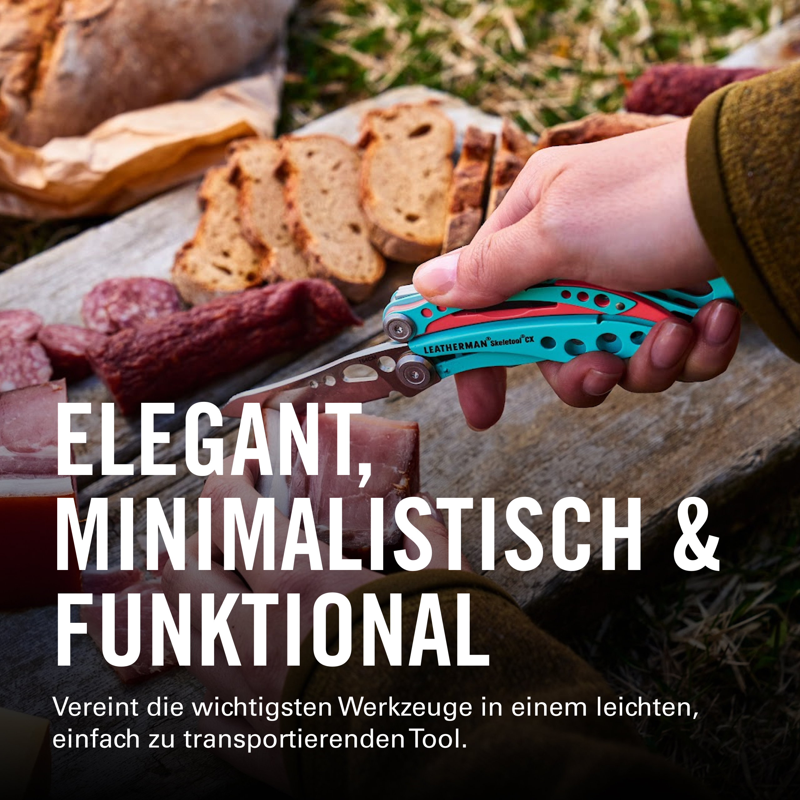 Eine Hand hält ein blaues und rotes Multitool über Brot und Wurst.