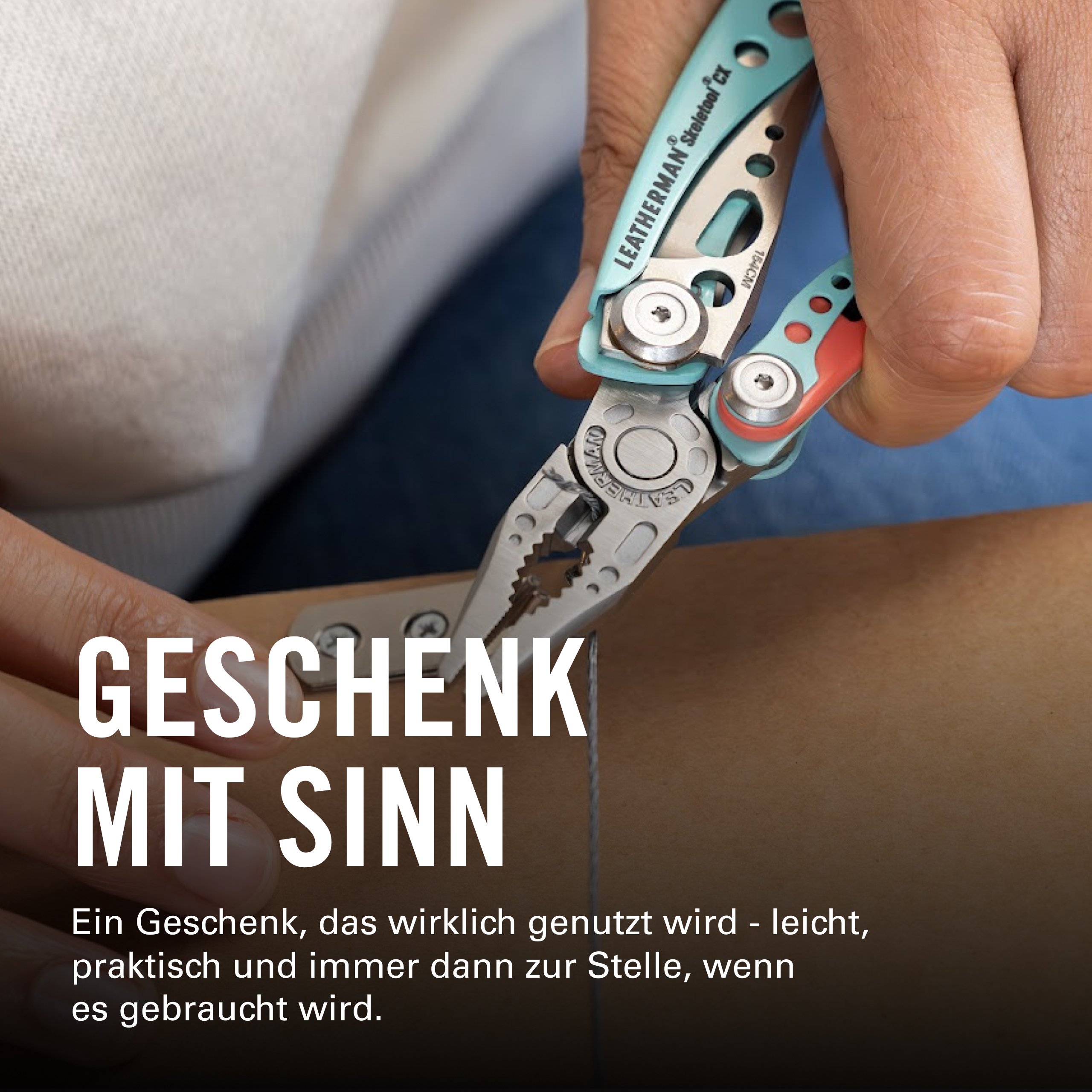 Eine Hand hält ein blaues und silbernes Multitool mit Zange.