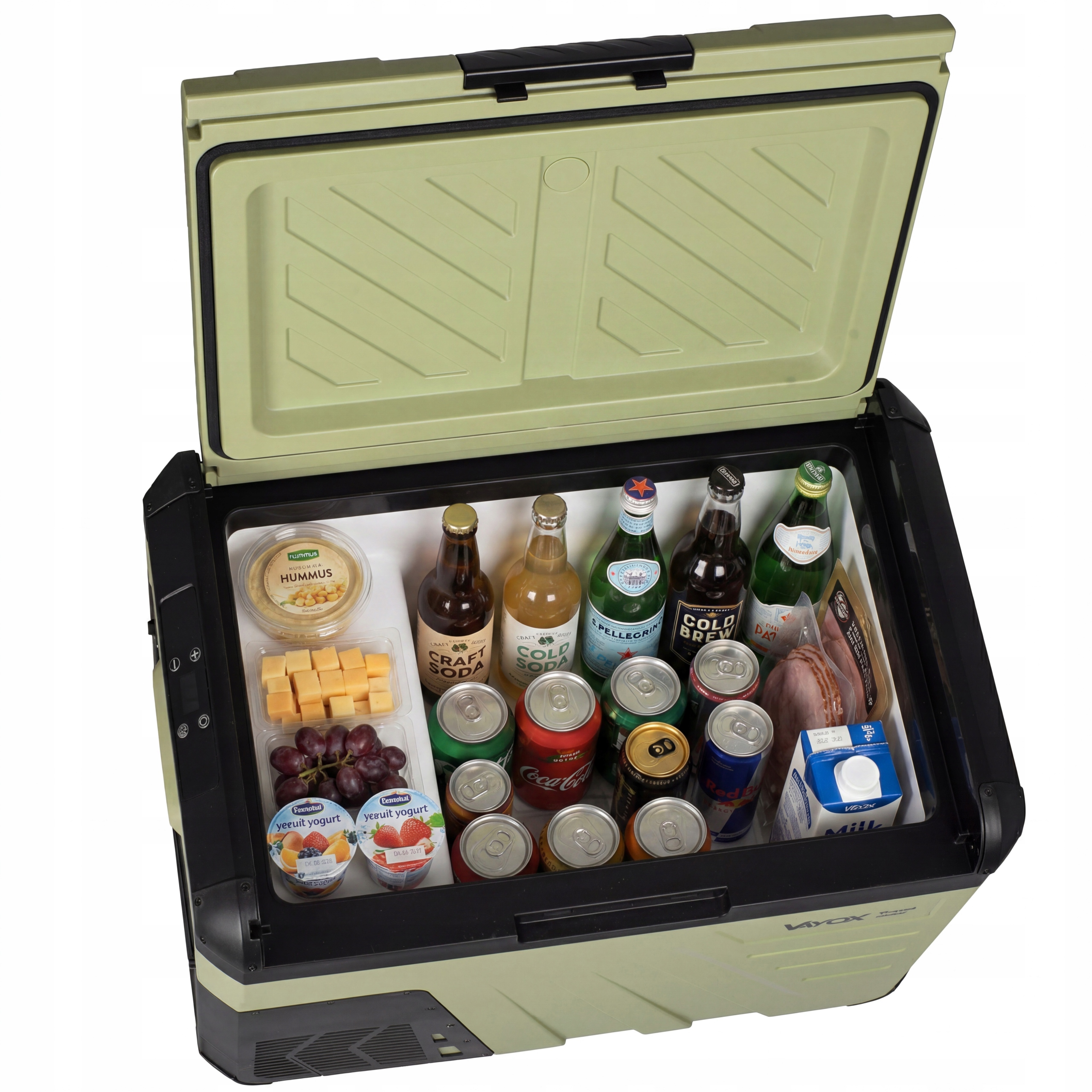 Ein offener grüner Kühlschrank mit Lebensmitteln und Getränken, darunter Dosen, Flaschen, Käse und Joghurt.
