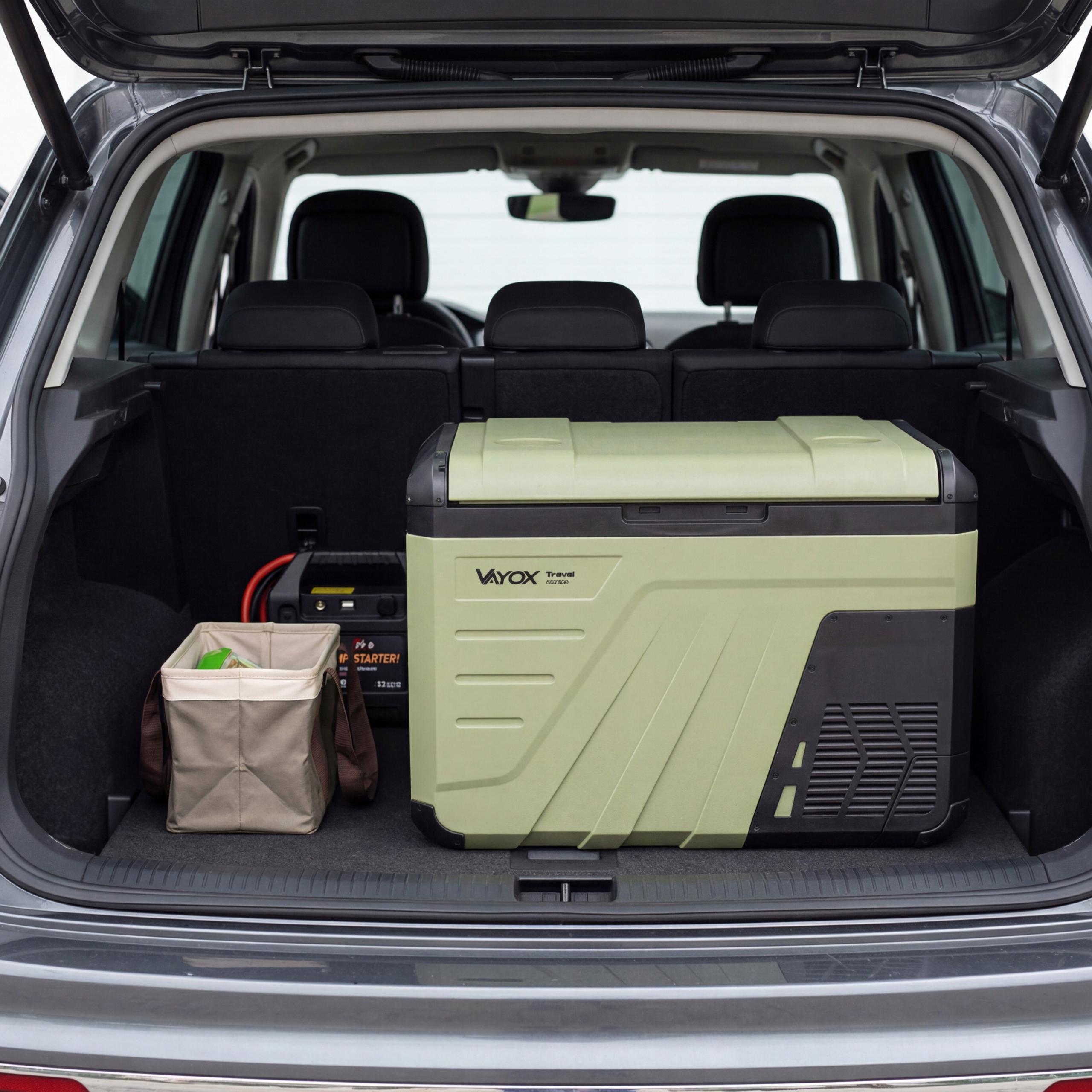 Im Kofferraum eines Autos stehen ein Kühlschrank und eine Tasche.