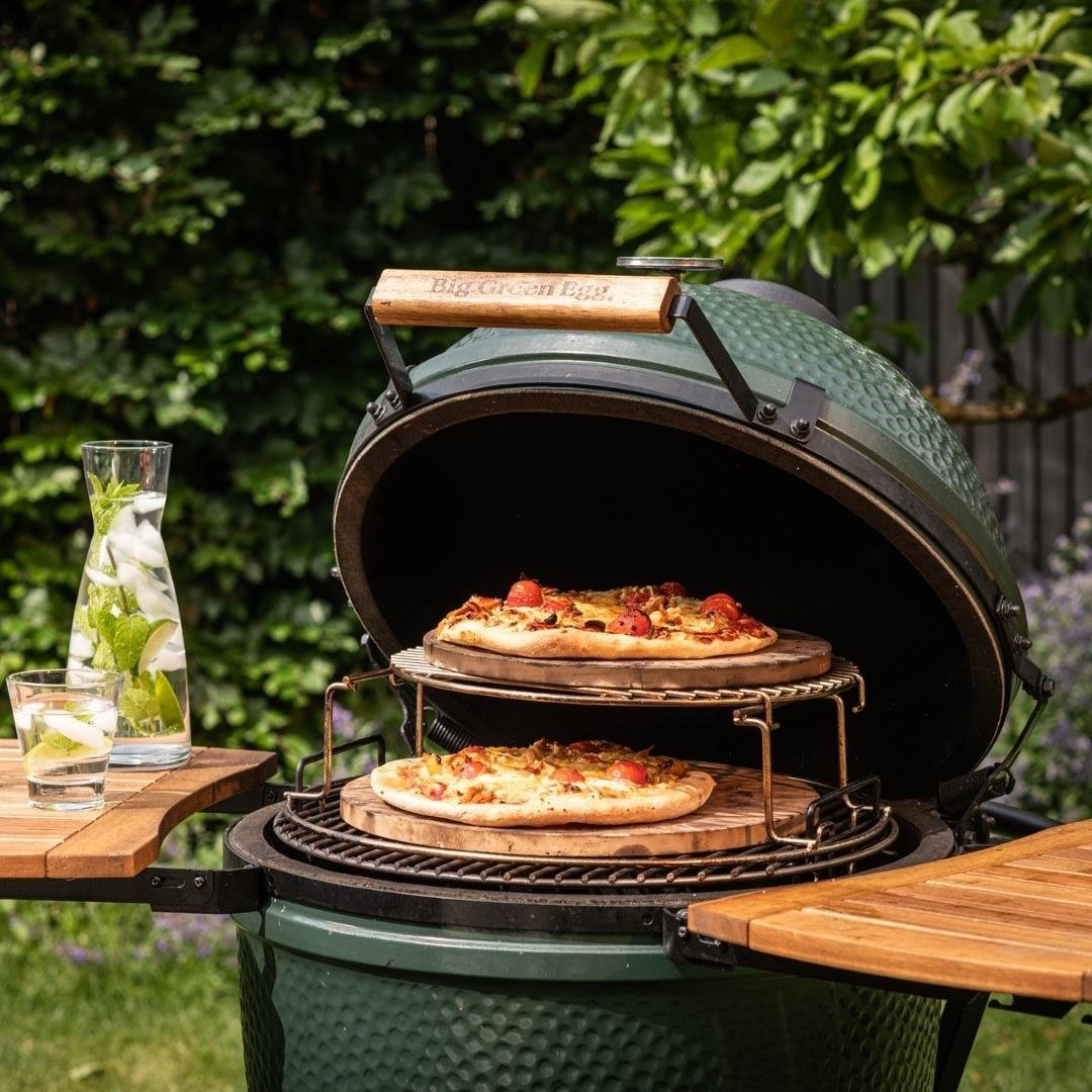 İçeceklerin yanında açık yeşil bir ızgarada raflarda iki pizza.
