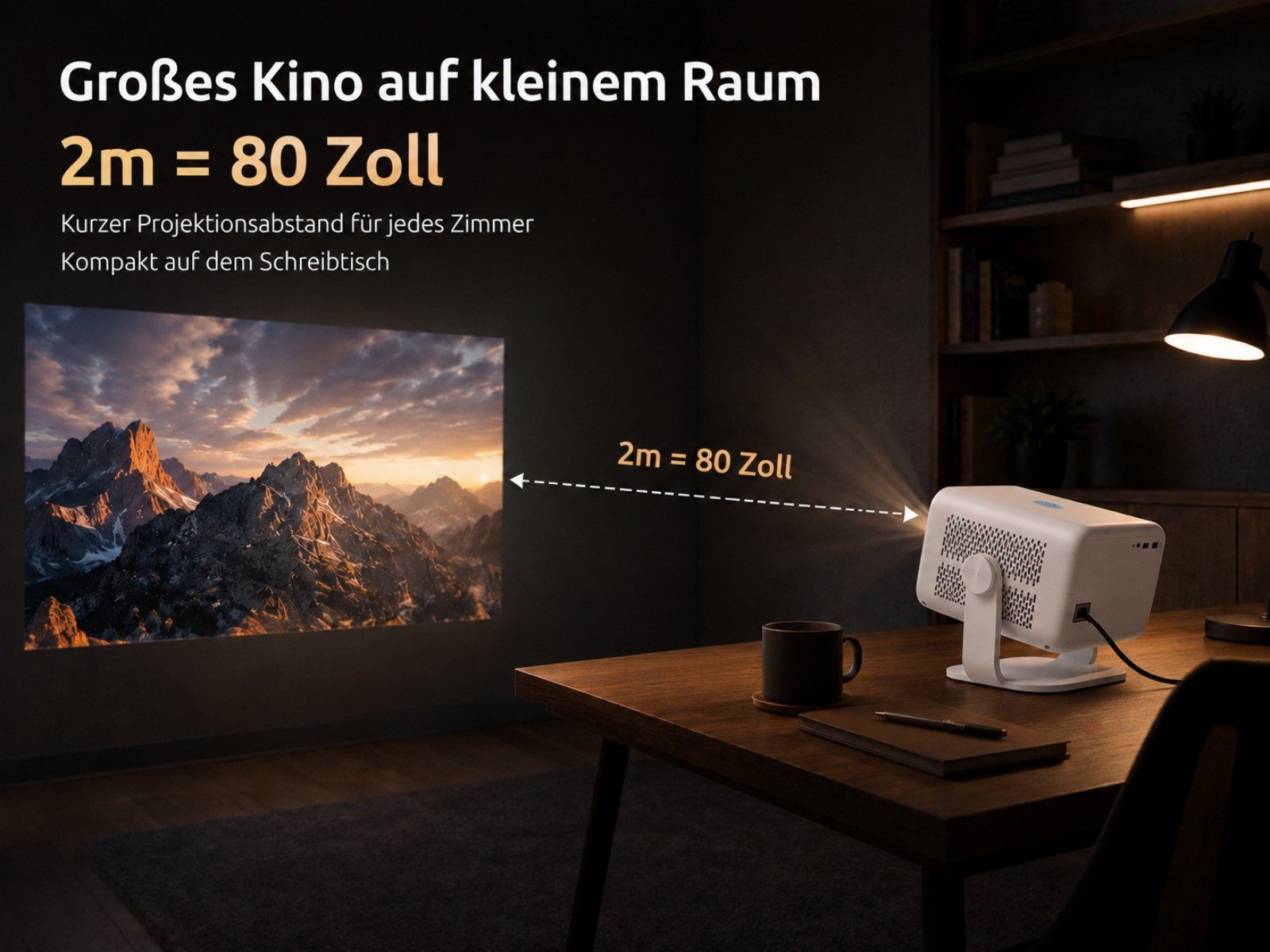 Ein weißer Projektor wirft ein Bergpanorama auf eine Wand. Er steht auf einem Schreibtisch.