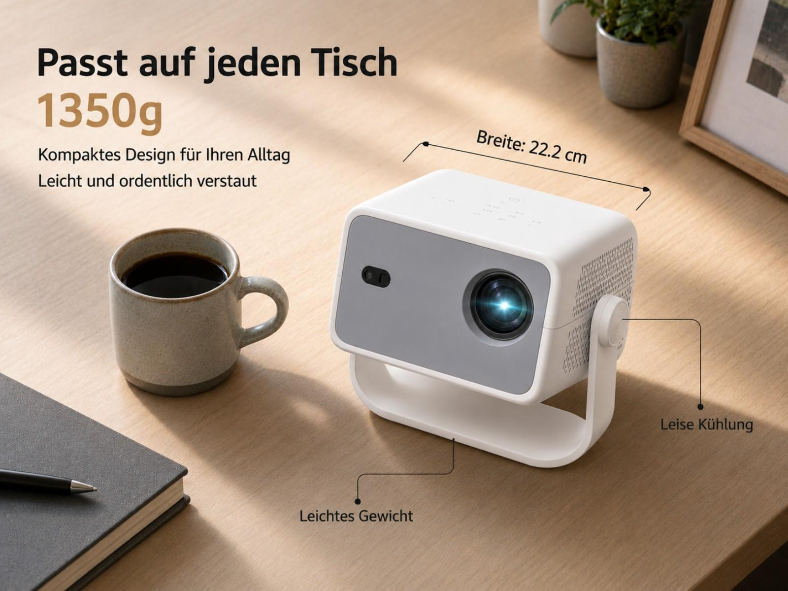 Weißer Projektor auf Schreibtisch mit Kaffeetasse, Notizbuch und Stift. Text erwähnt Gewicht & Größe.