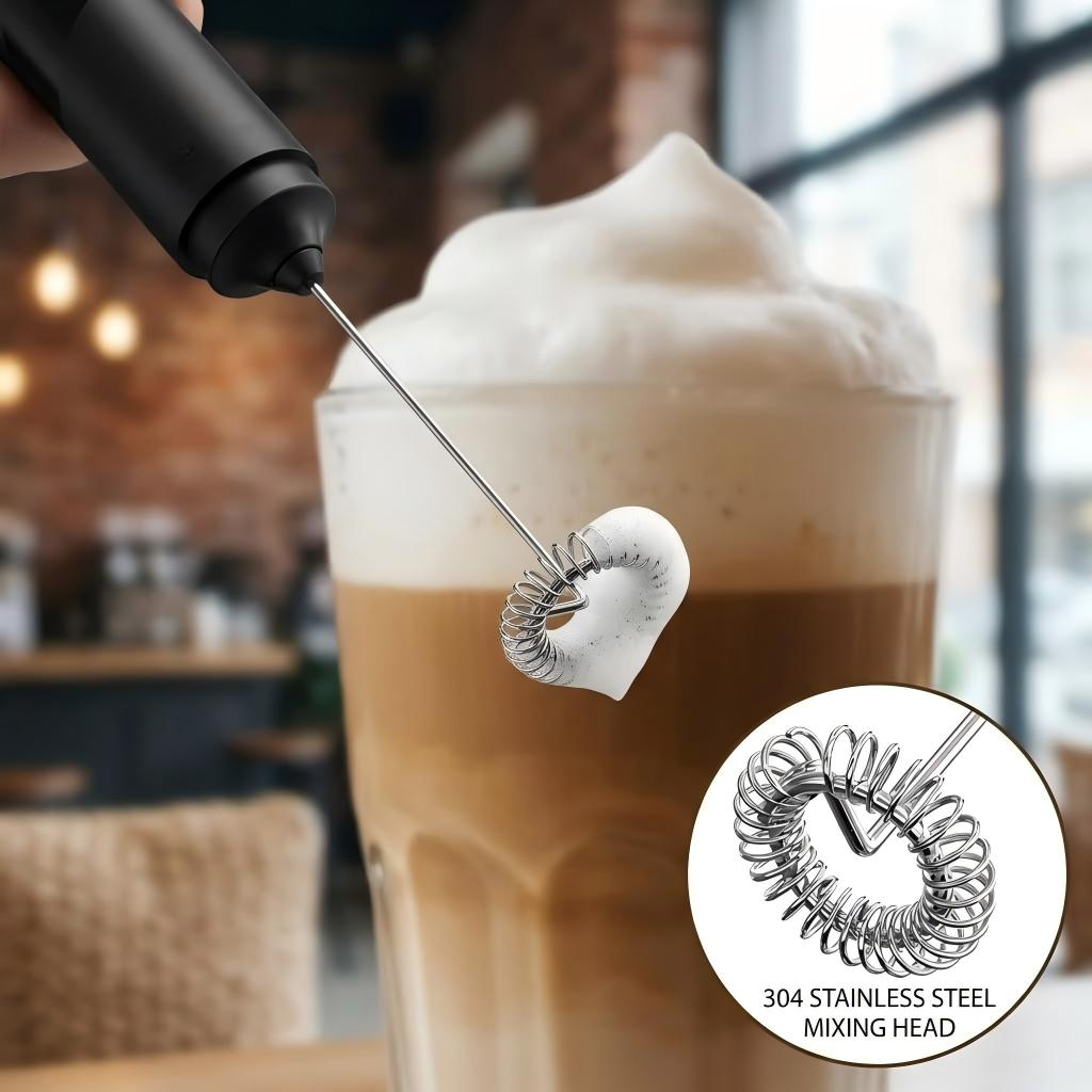 Ein Herzförmiger Milchaufschäumer wird benutzt, um einen cremigen Milchschaum auf einem Getränk zu erzeugen.