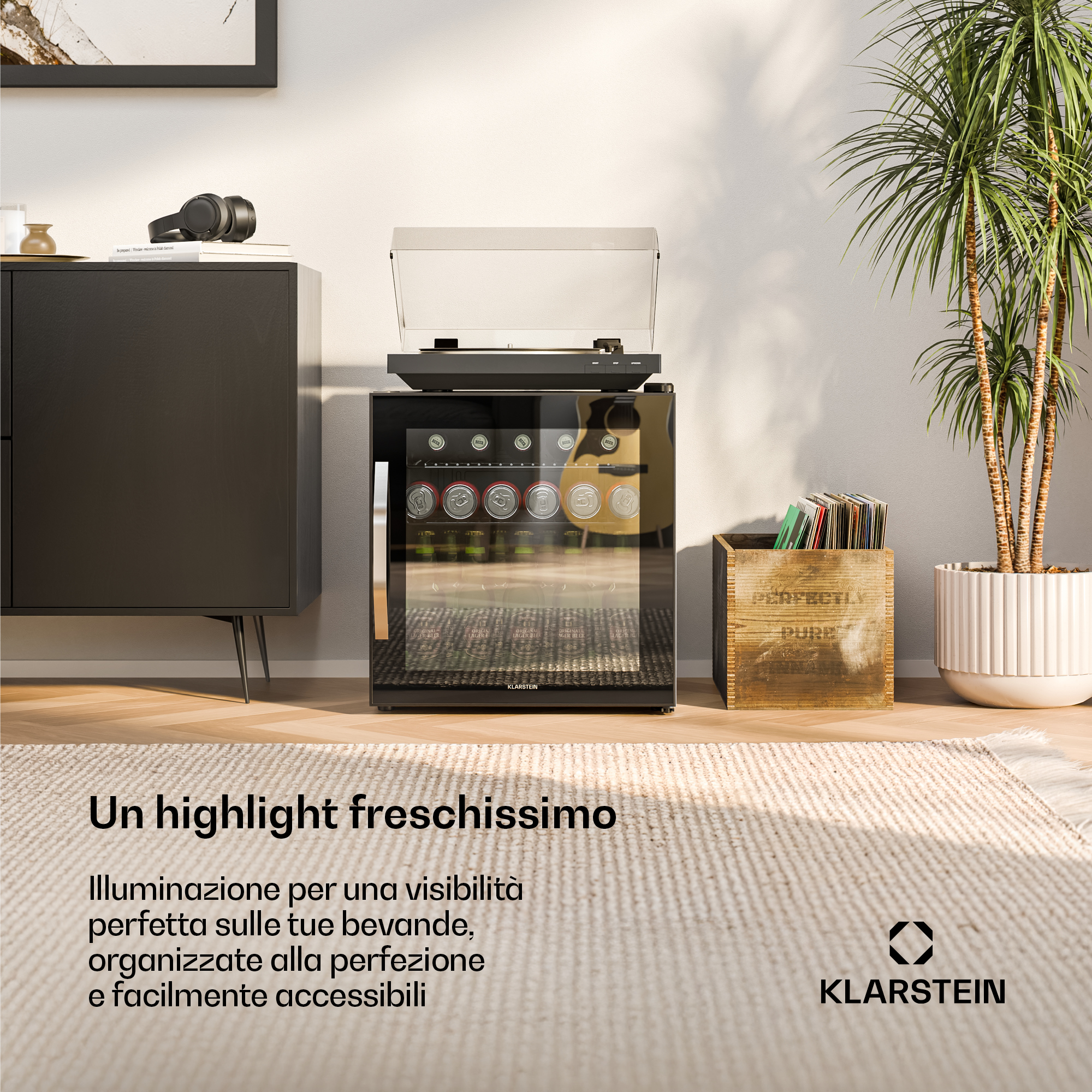 Ein schwarzer Kühlschrank mit Getränken, darauf ein Plattenspieler. Holzkiste mit Platten.