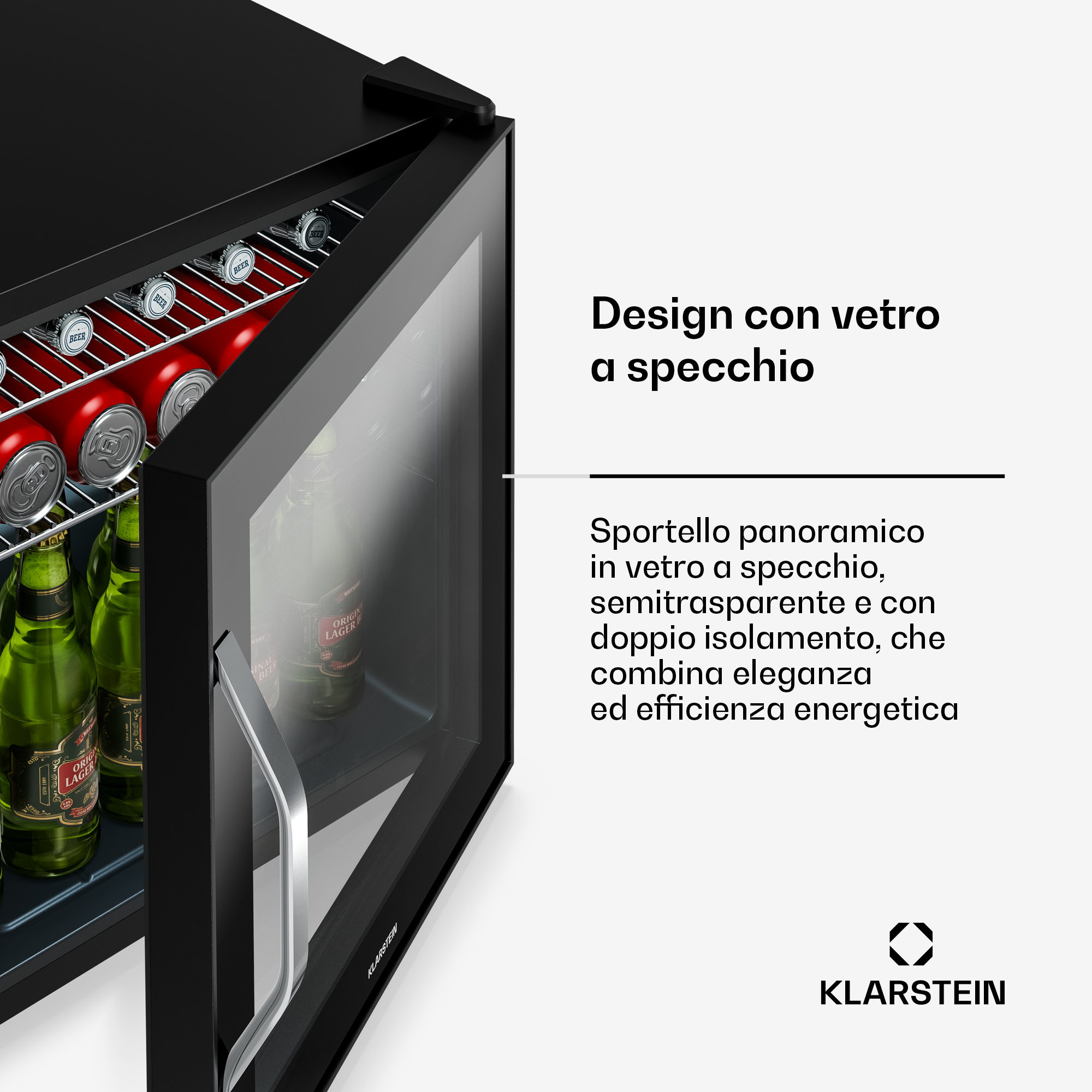 Schwarzer Kühlschrank mit geöffneter Glastür, gefüllt mit roten Dosen und grünen Flaschen.