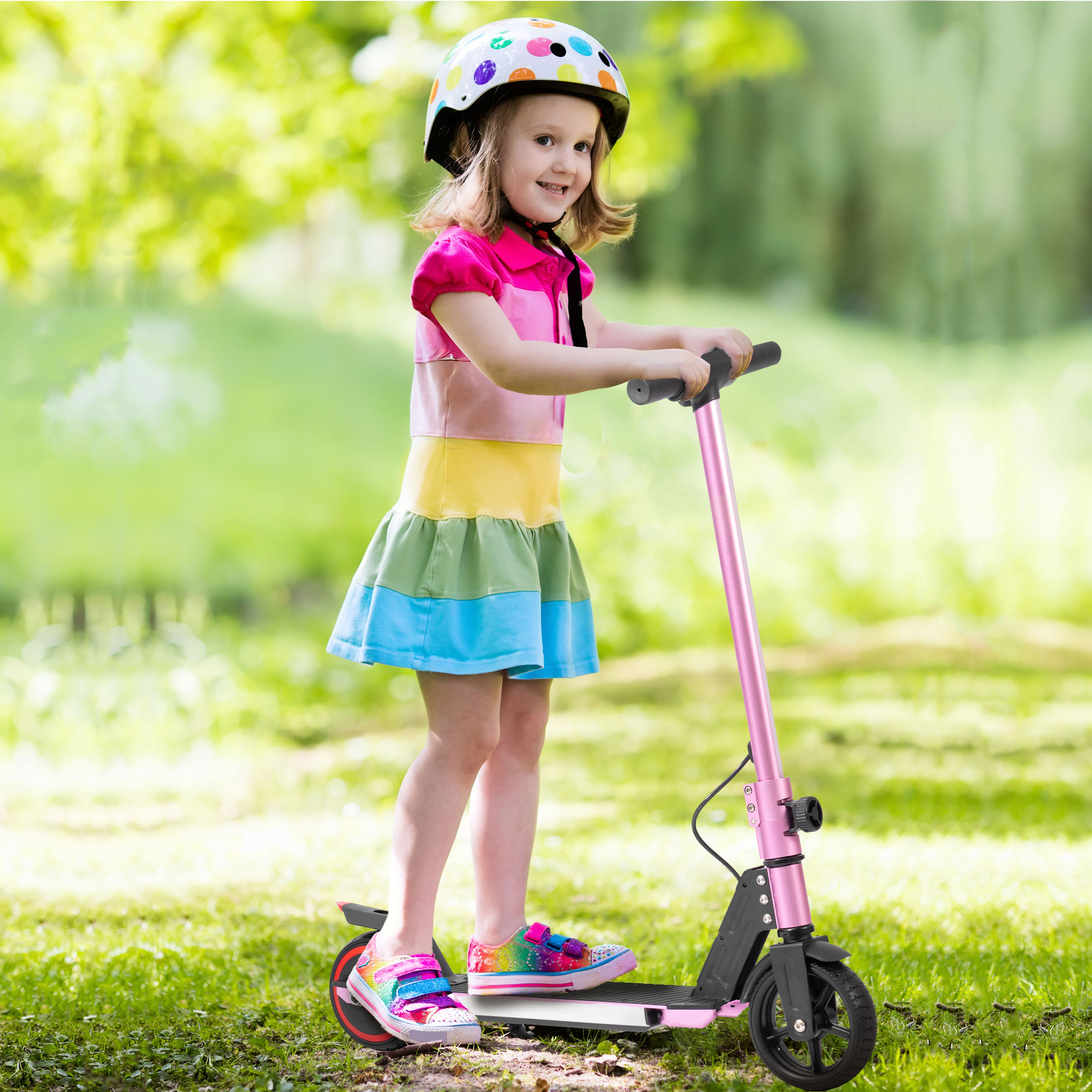 Ein kleines Mädchen mit Helm fährt einen rosa Roller im Freien.