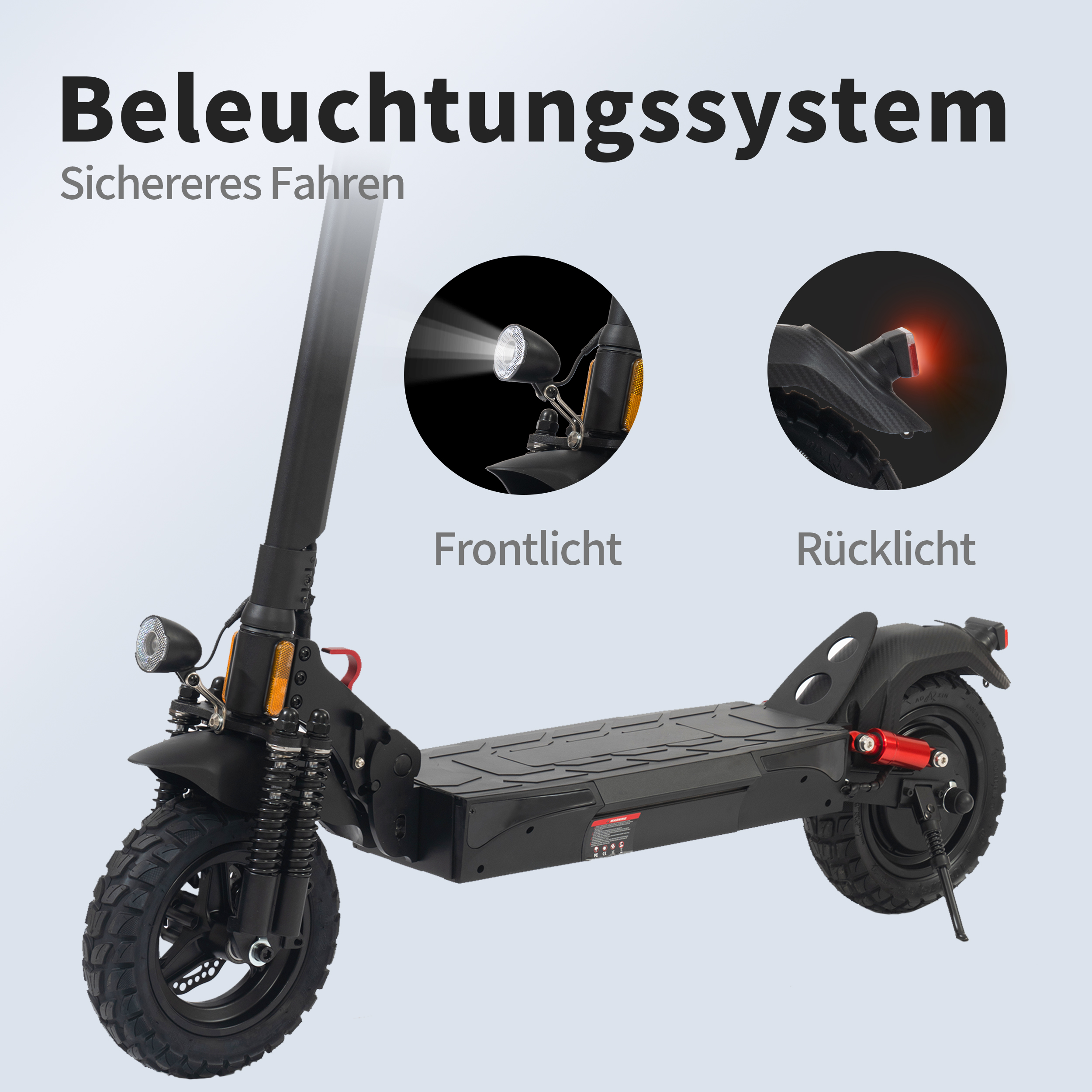 Schwarzer Elektroroller mit Front- und Rücklicht, auf grauem Hintergrund.
