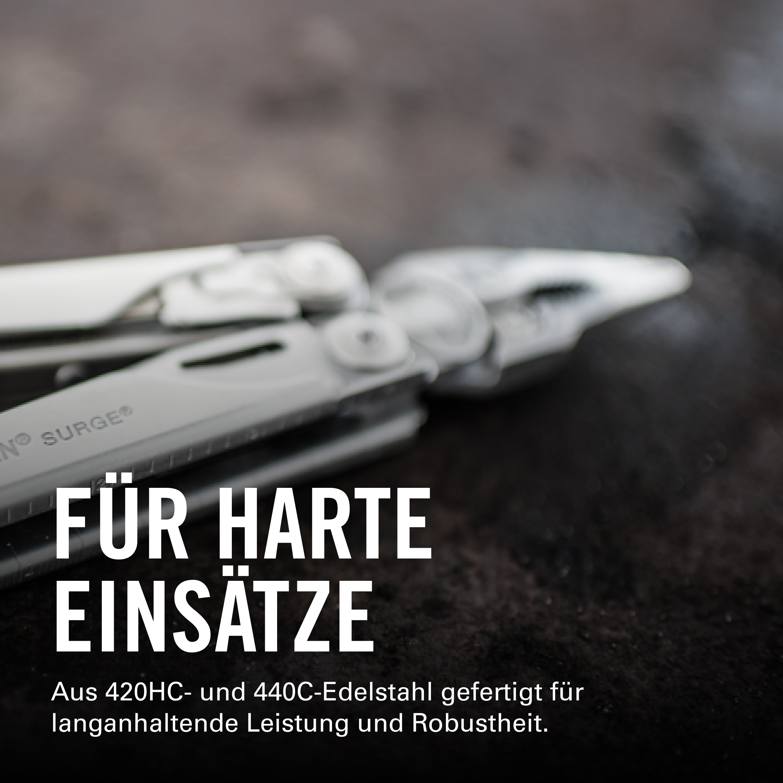 Ein silbernes Multifunktionswerkzeug mit der Aufschrift 'SURGE'.
