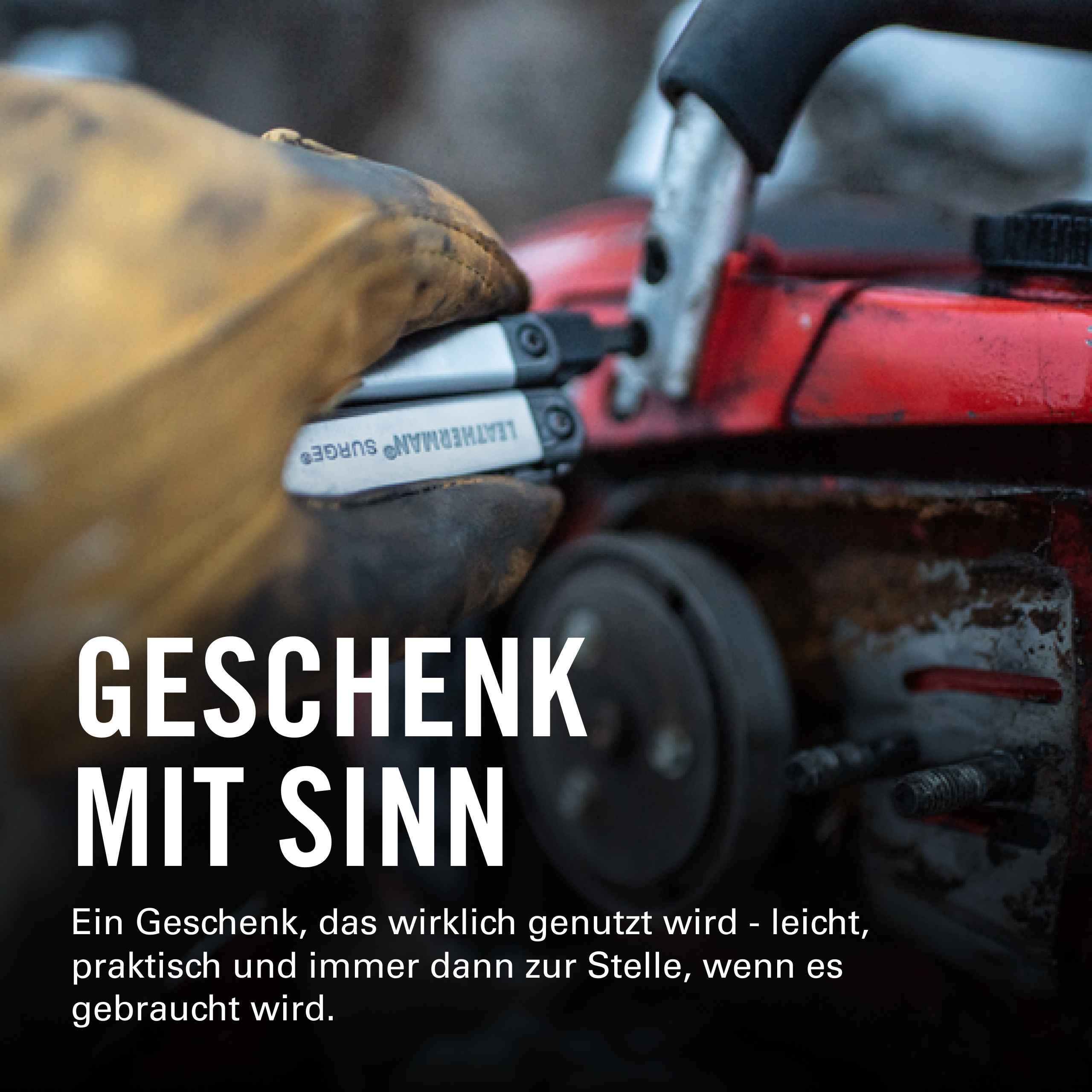 Eine Hand in einem gelben Handschuh hält ein Multitool vor einer roten Kettensäge.