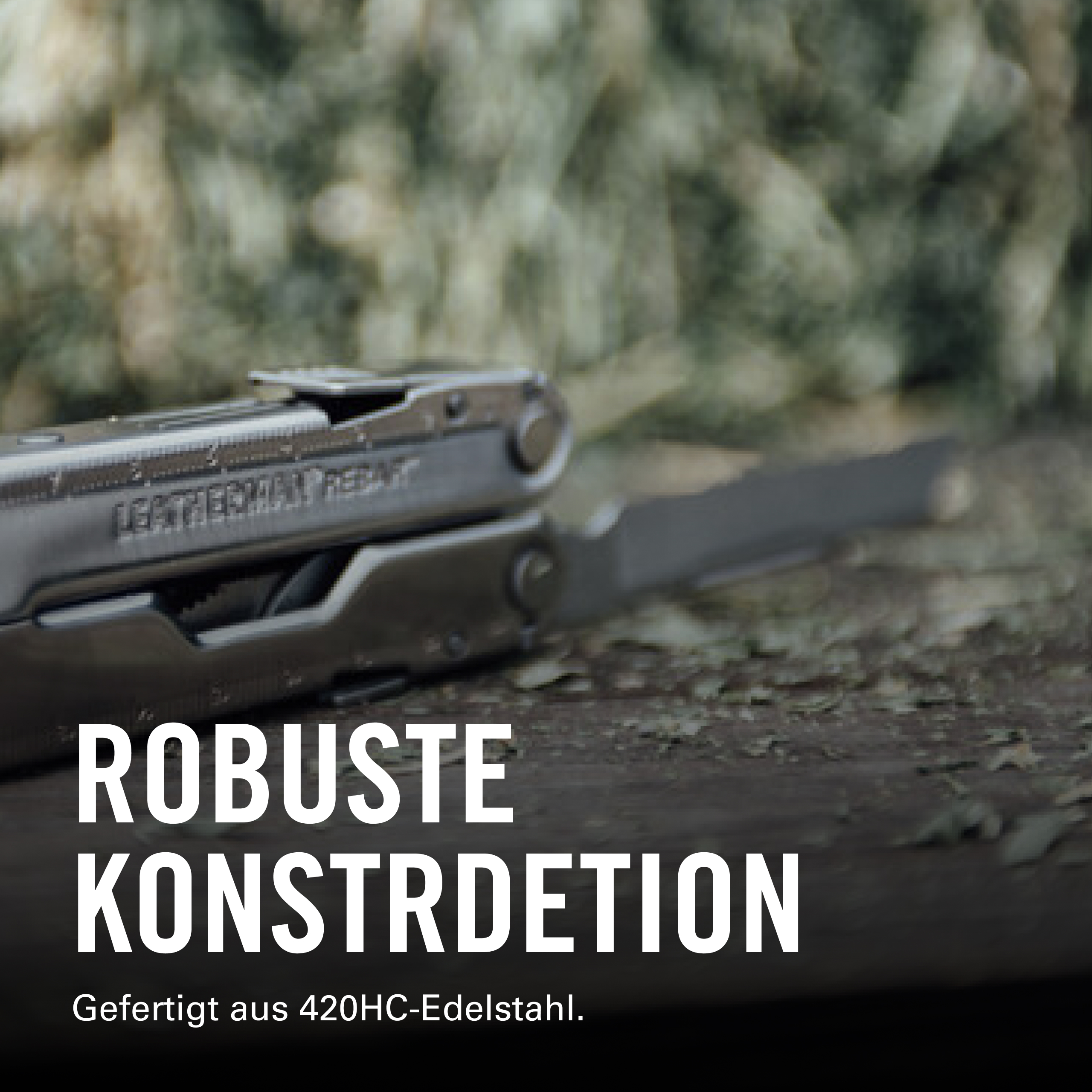 Ein silbernes Multitool mit geöffnetem Messer auf Holz.