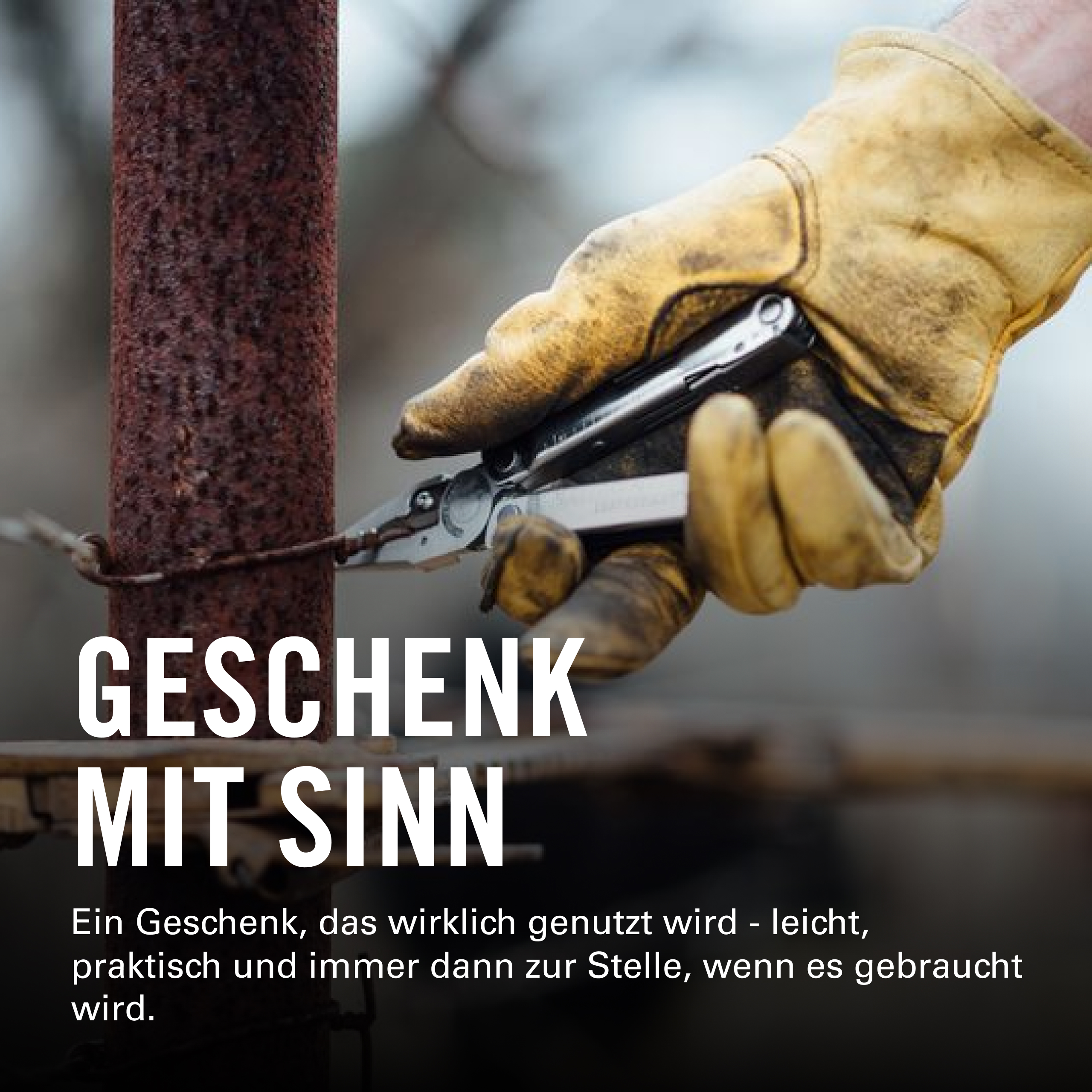 Eine Hand in einem gelben Handschuh hält ein Werkzeug neben einem rostigen Pfosten.
